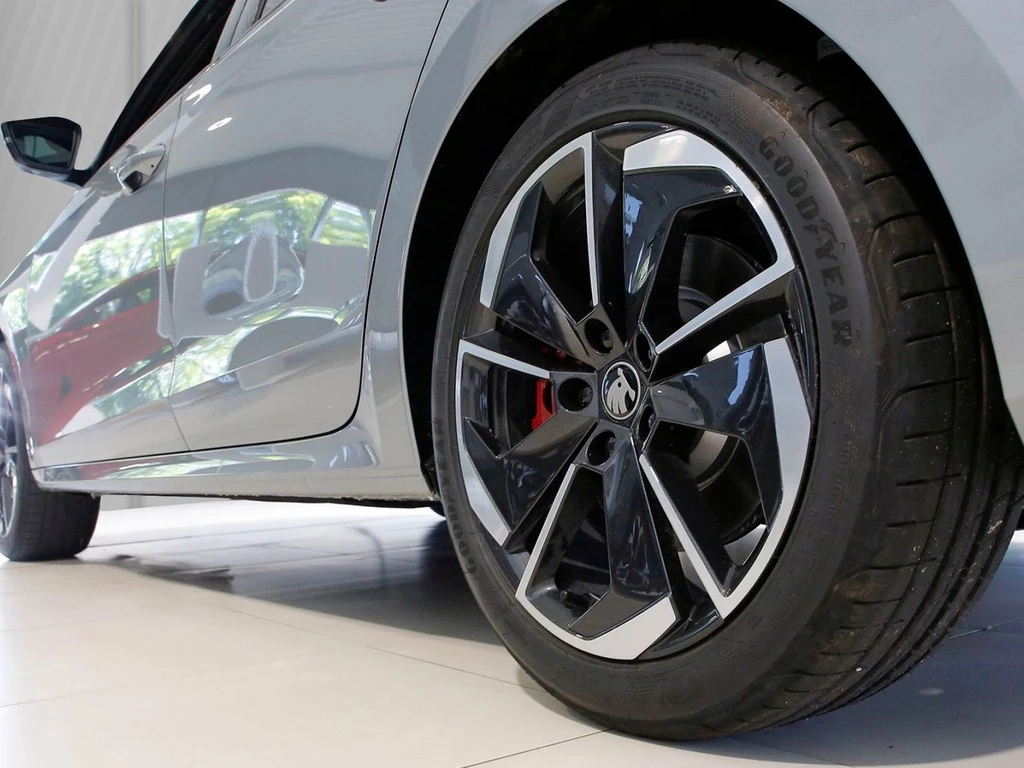 Škoda Octavia Combi RS 2.0 TSI UPE 58.240 AHK Pano 18"