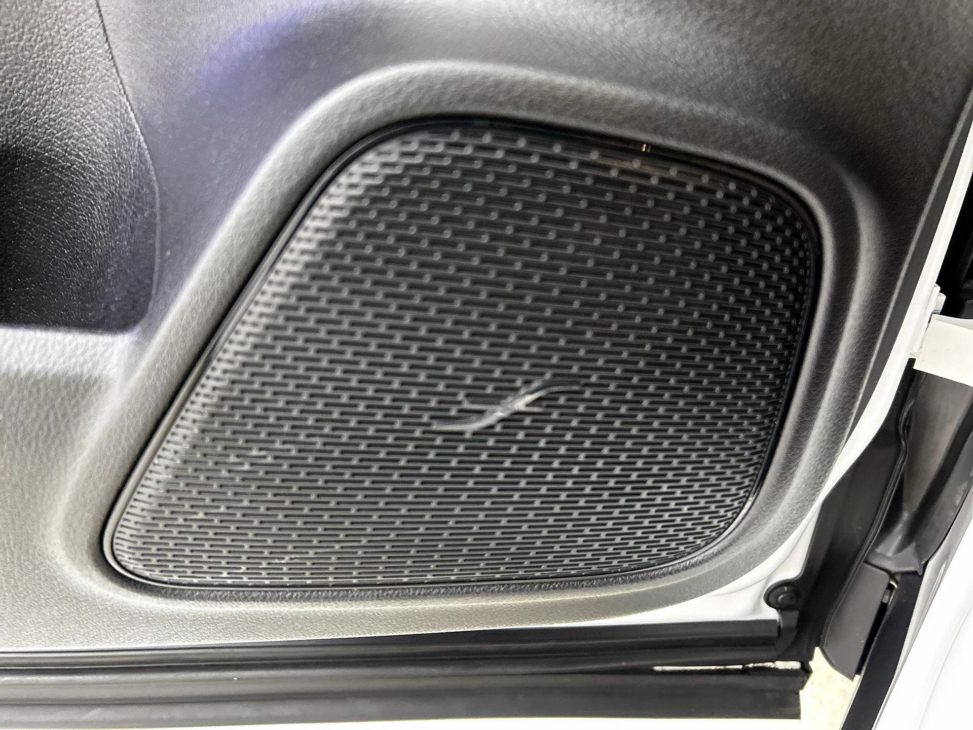 Mercedes-Benz-GLB-image-22