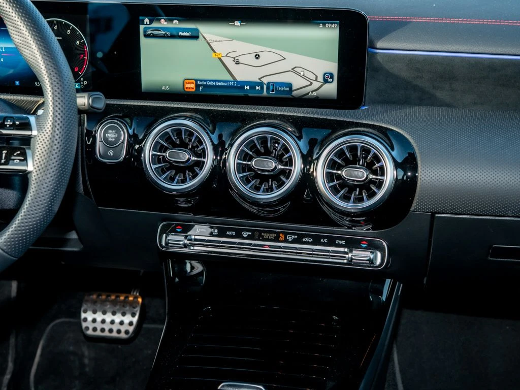 Mercedes-Benz-CLA 200-image-9