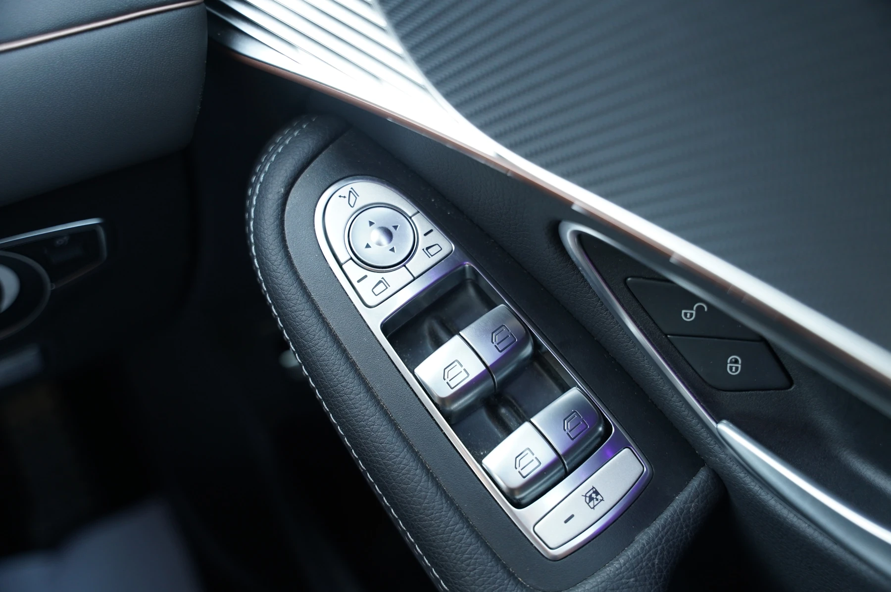 Mercedes-Benz-EQC-image-26