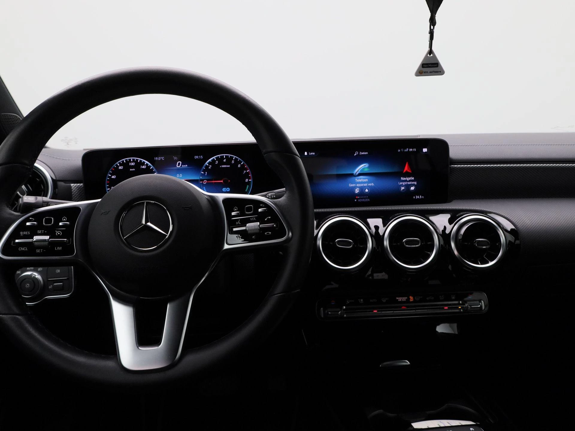 Mercedes-Benz-CLA-image-6