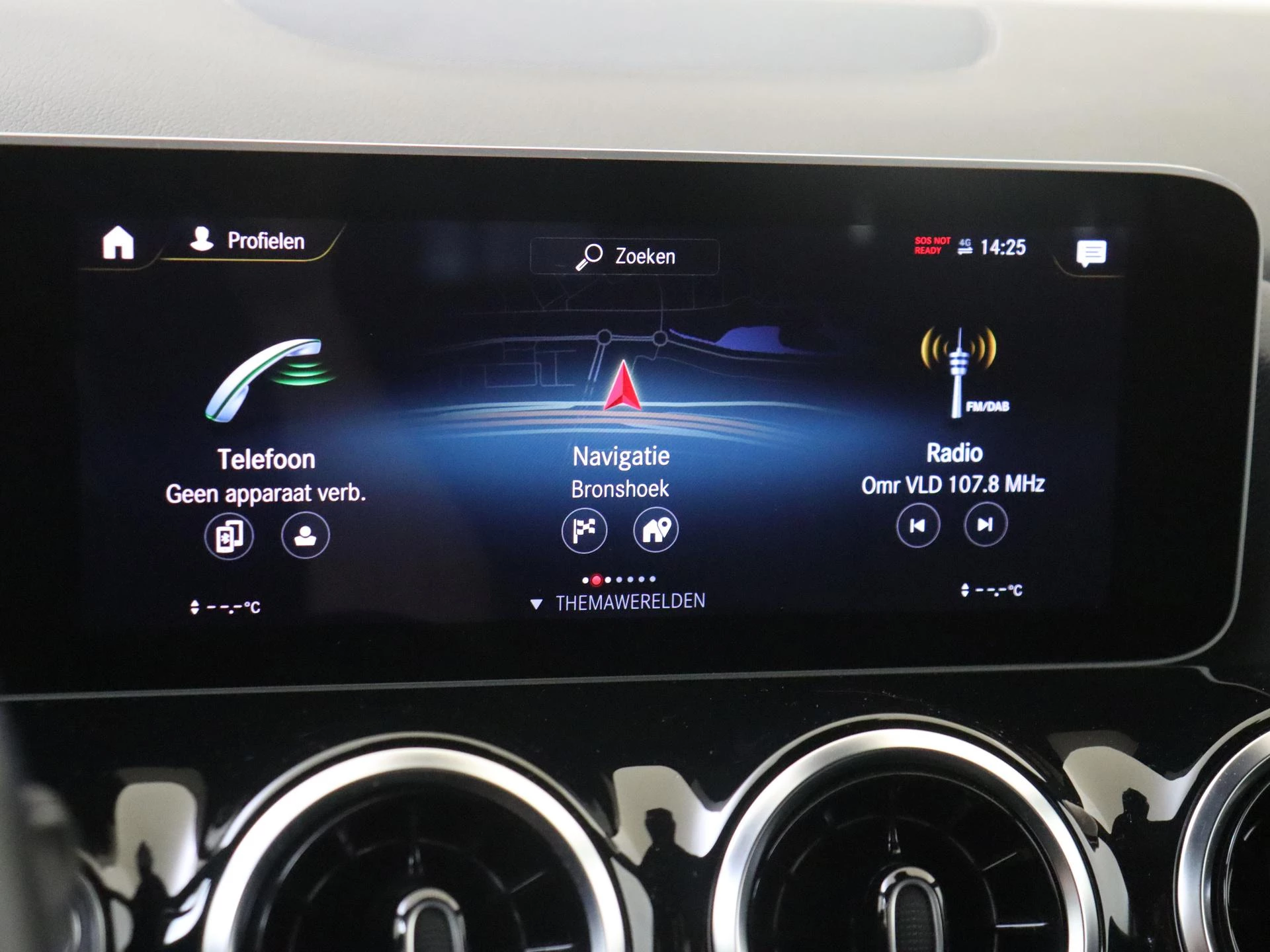 Mercedes-Benz-GLA-image-15
