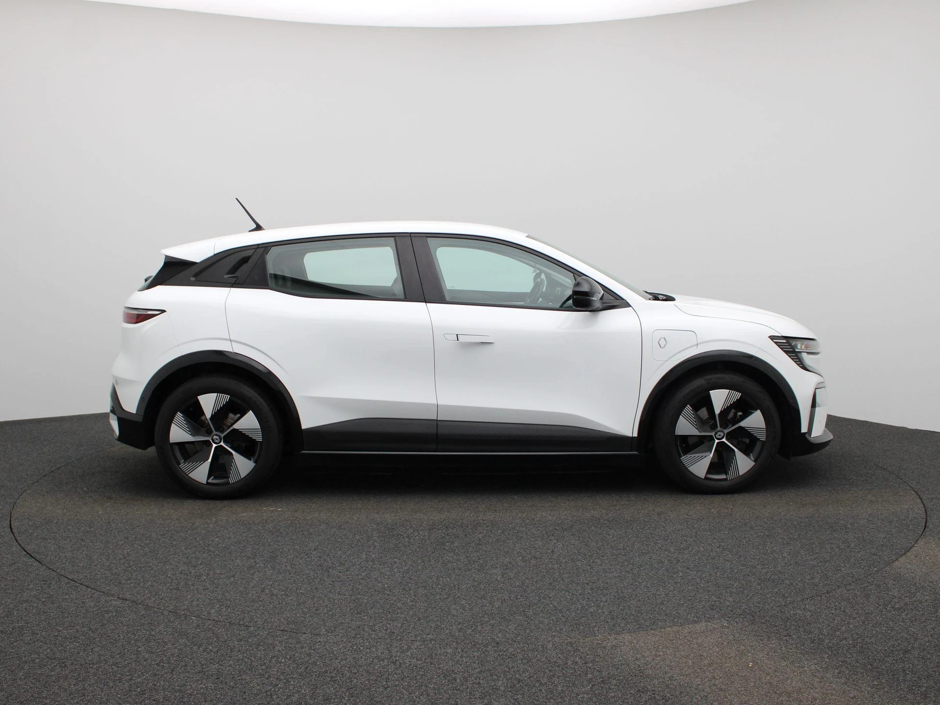 Renault-Megane E-Tech-image-5