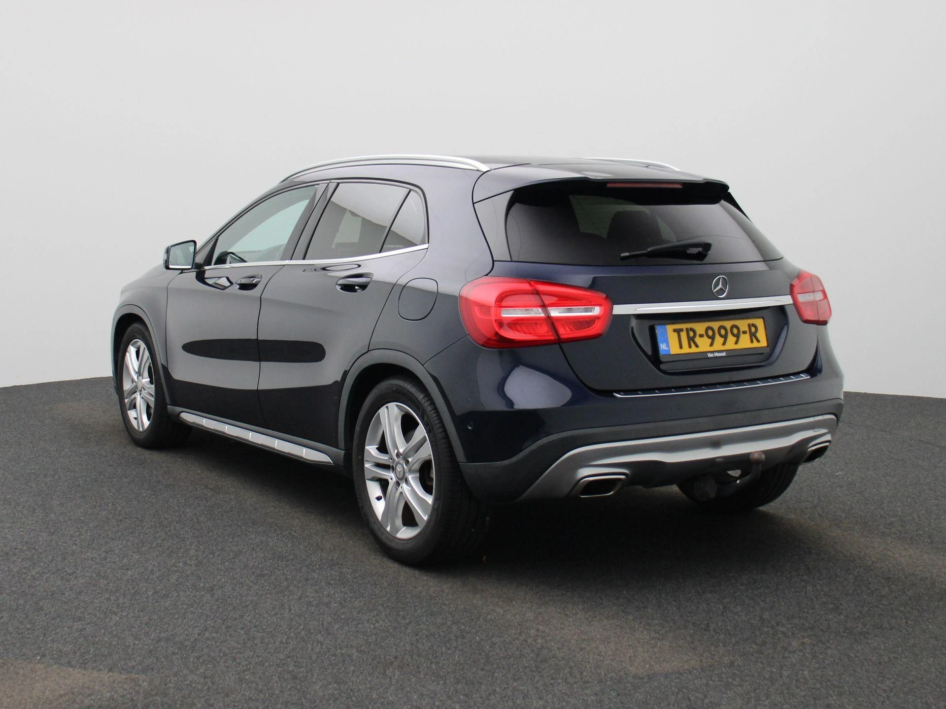 Mercedes-Benz-GLA-image-1