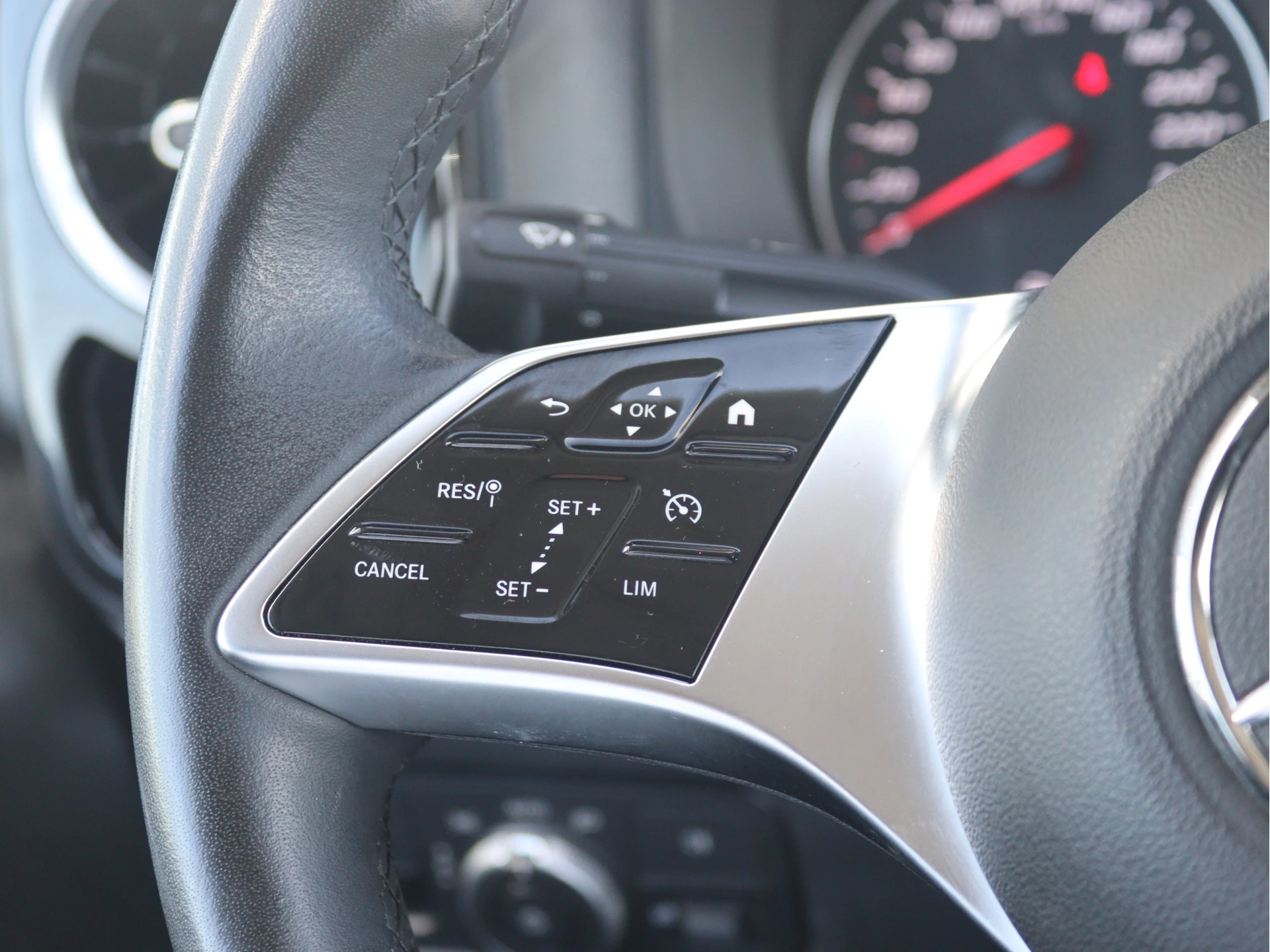 Mercedes-Benz-Vito-image-6