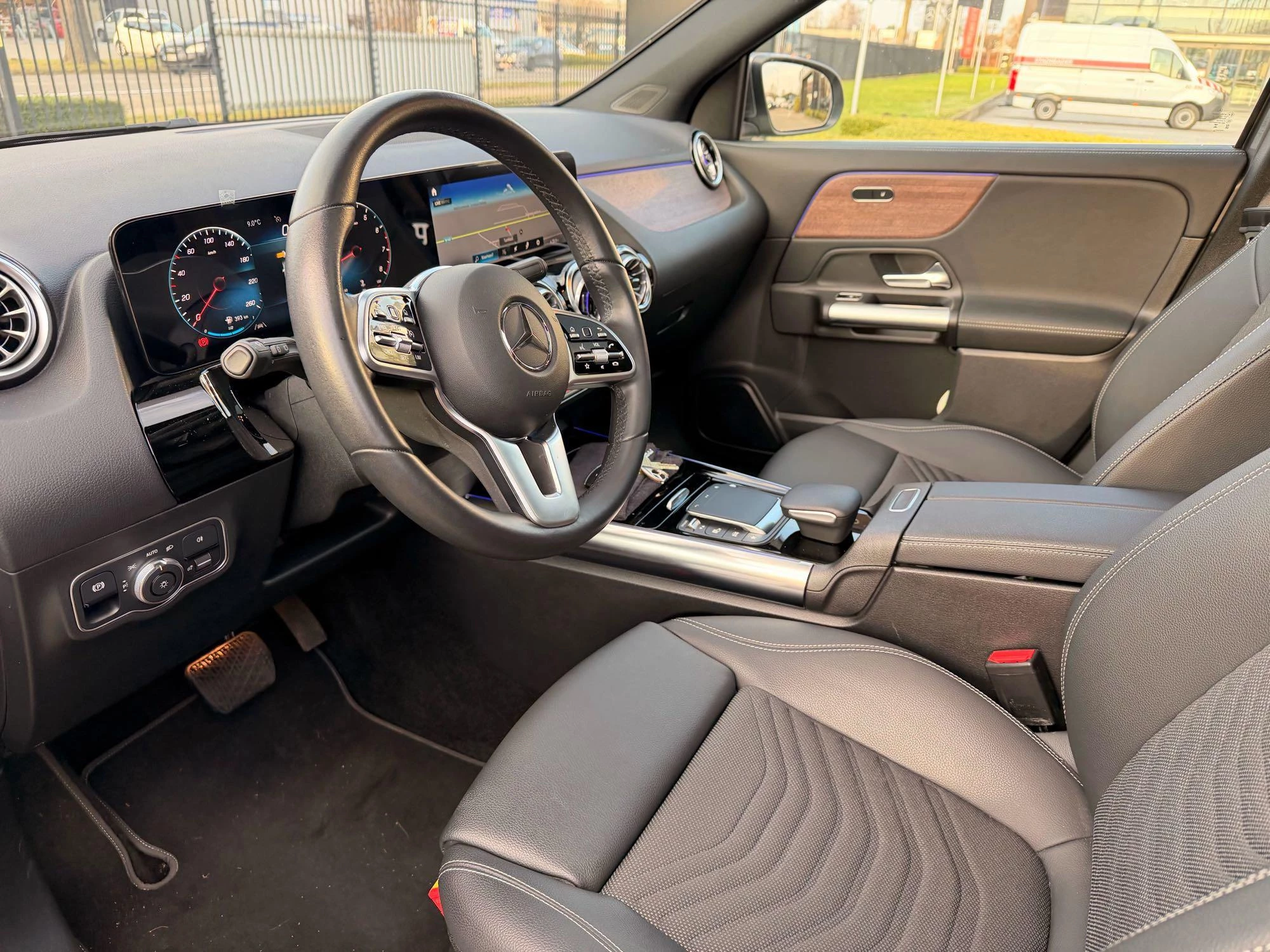 Mercedes-Benz GLA 200 Luxury Line + MULTIBEAM LED + PANO DAK + CARPLAY + TREKHAAK +