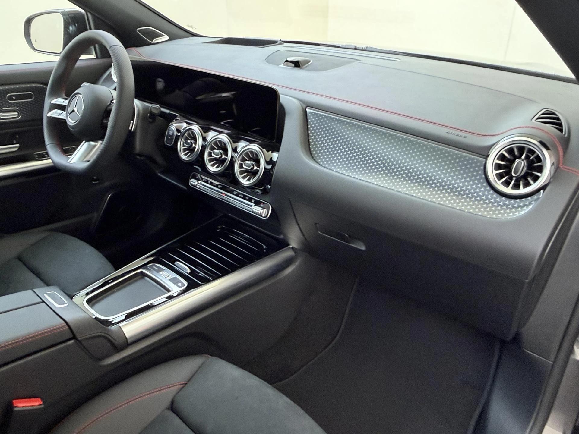 Mercedes-Benz-EQA-image-10