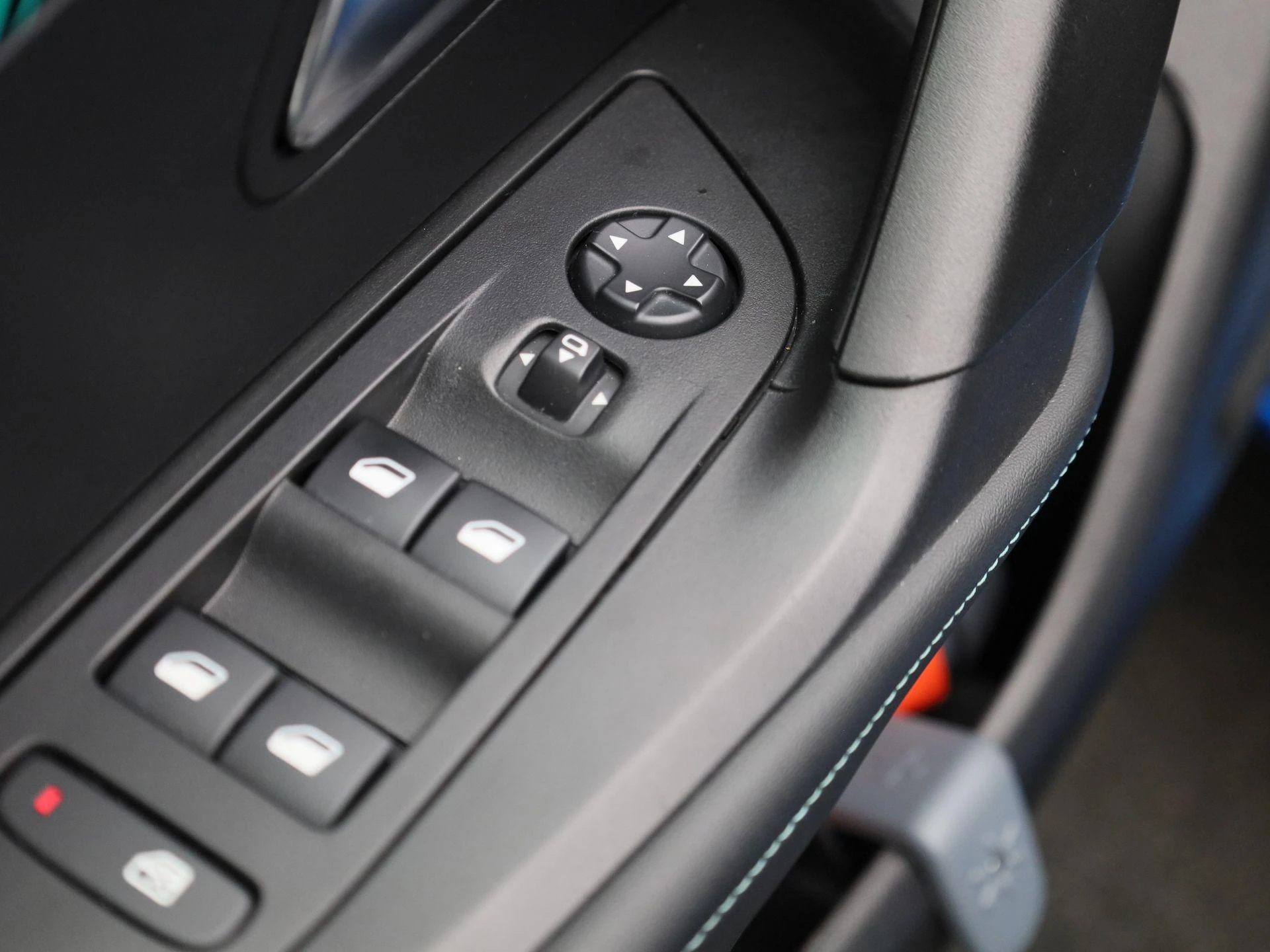 Peugeot-e-2008-image-31