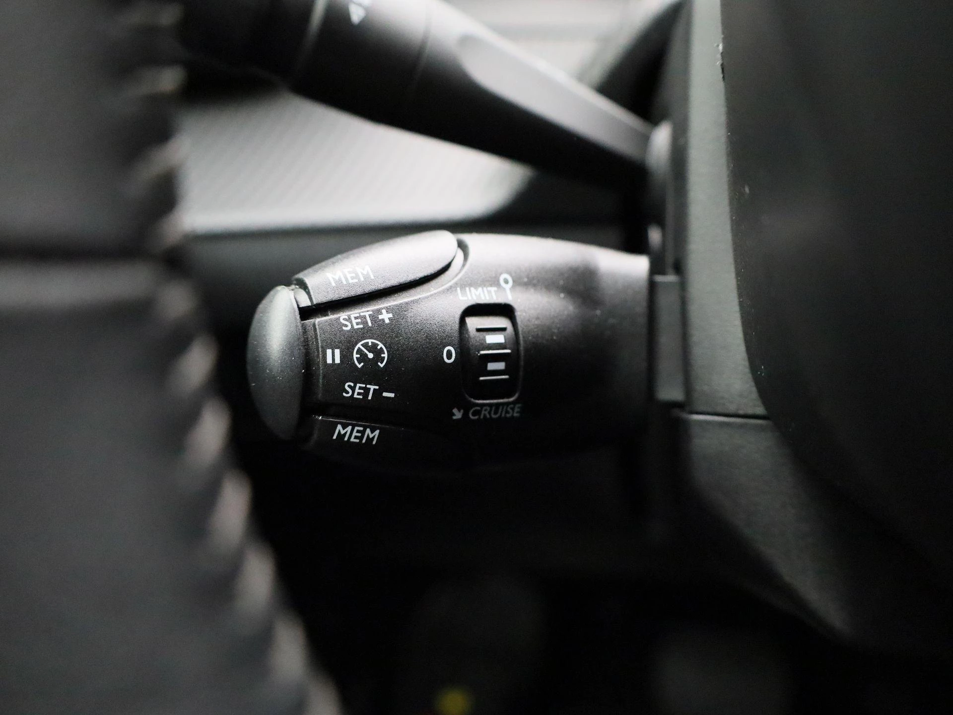 Peugeot-e-208-image-23