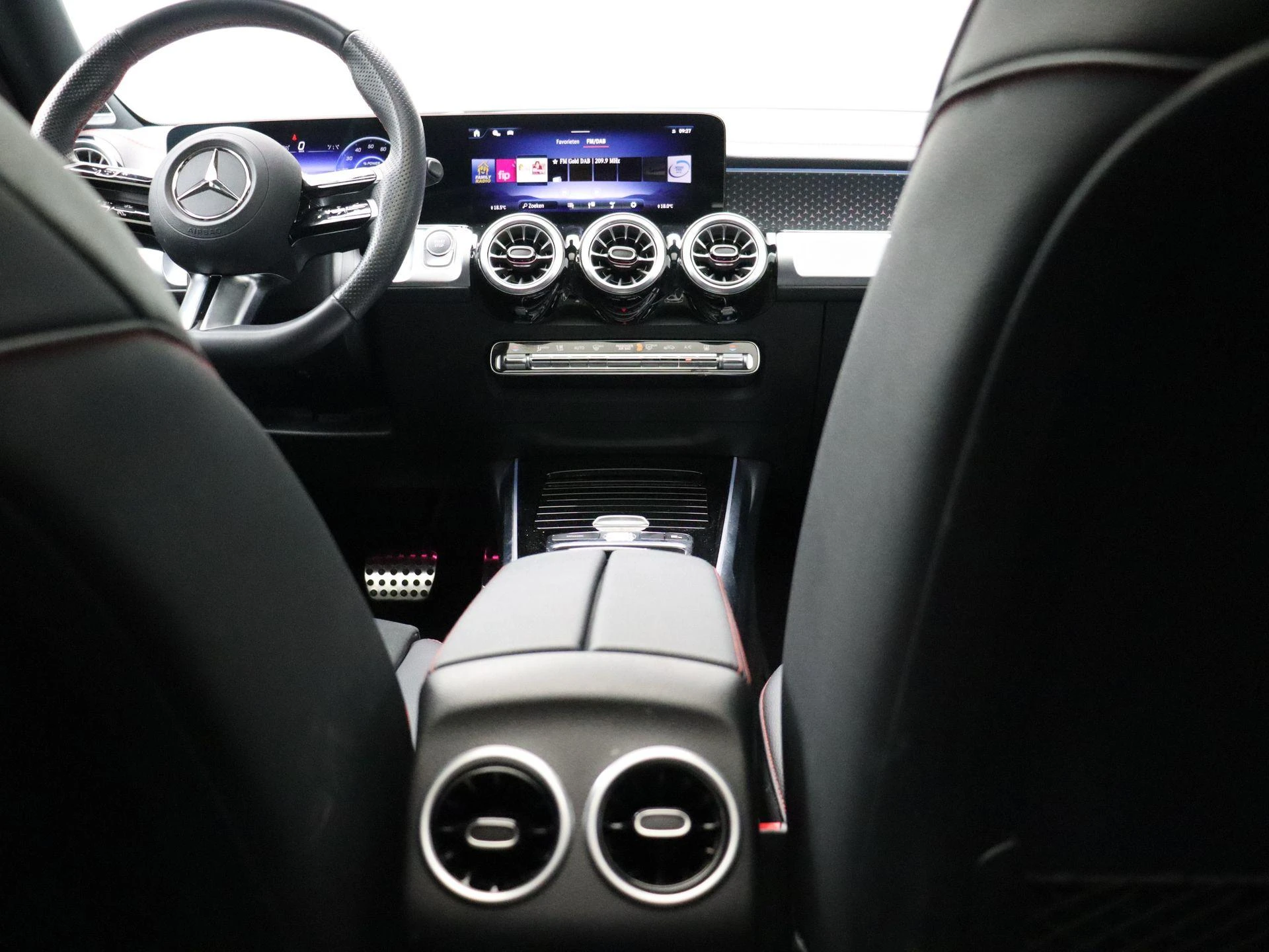 Mercedes-Benz-EQB-image-25