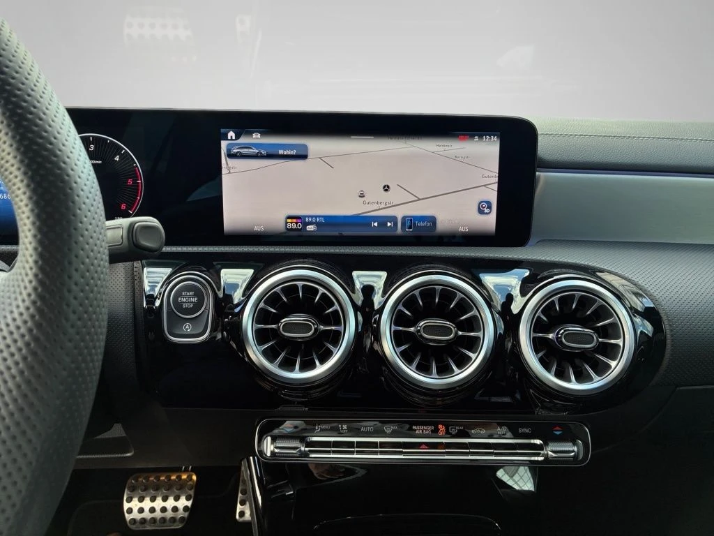 Mercedes-Benz-CLA 200 d-image-7