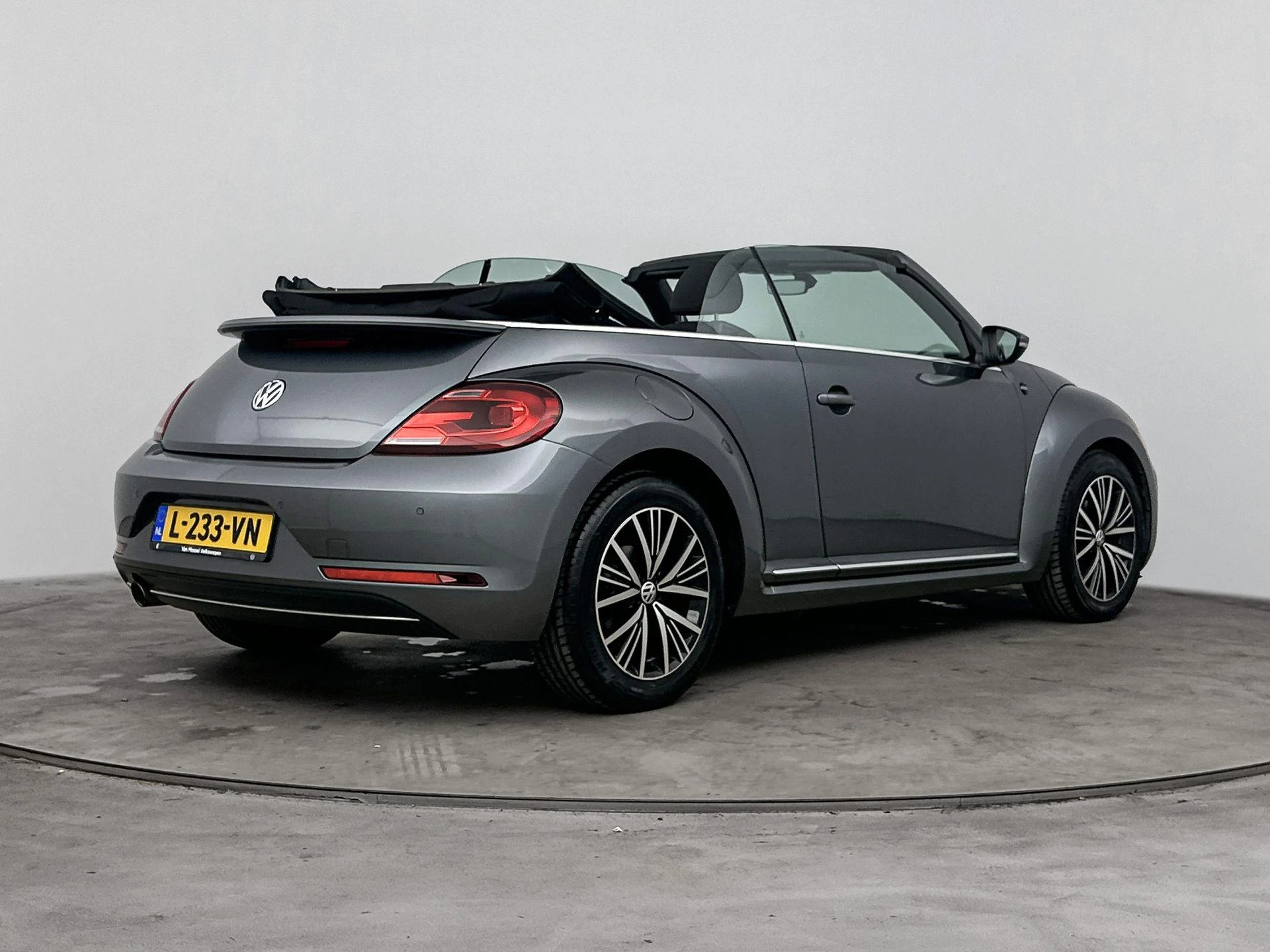 Volkswagen-Beetle-image-3