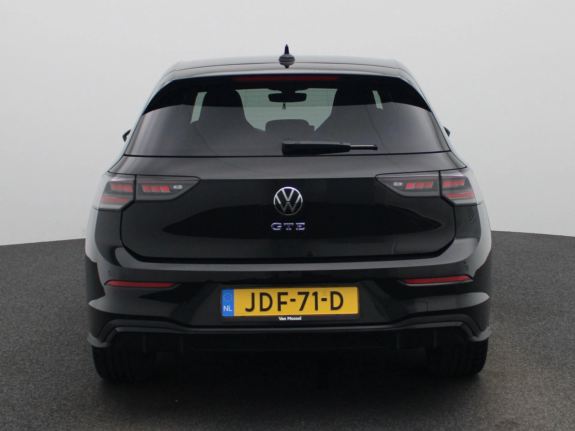 Volkswagen-Golf-image-4
