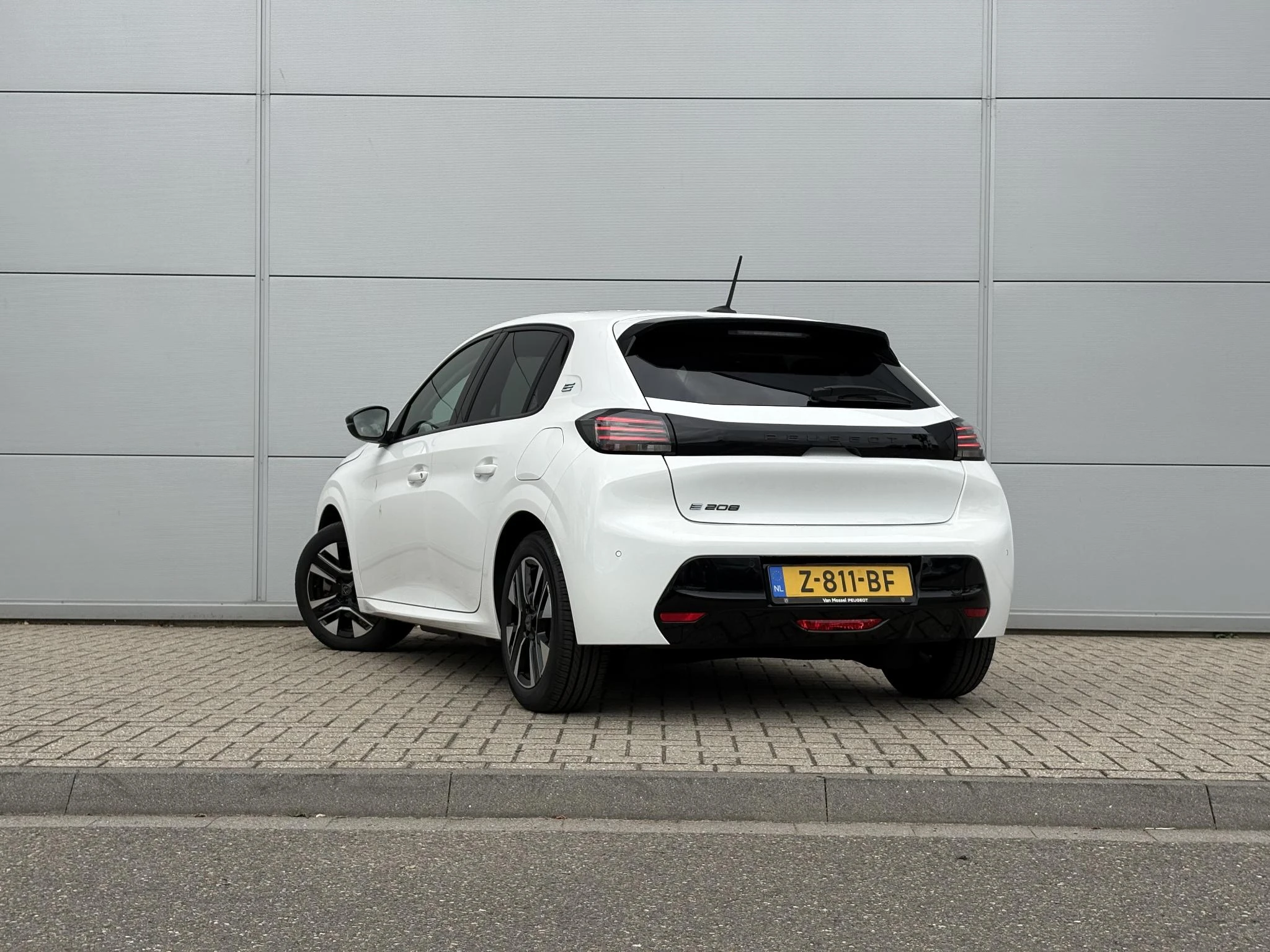 Peugeot-e-208-image-2