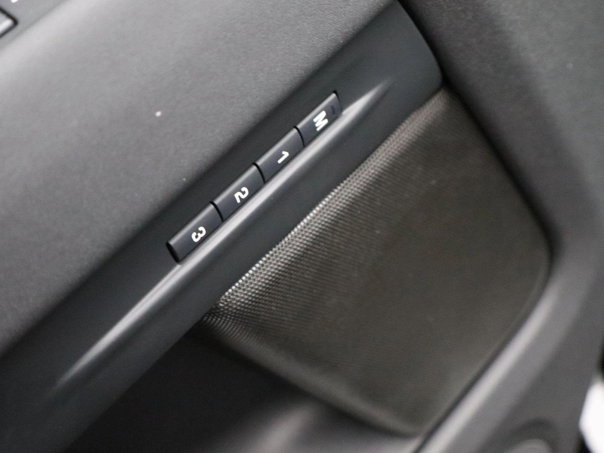 Land Rover-Range Rover Evoque-image-27