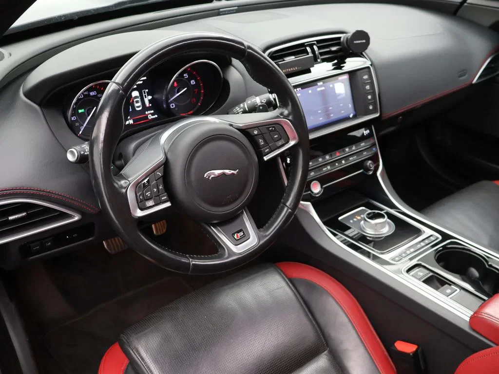 Jaguar-XE-image-14