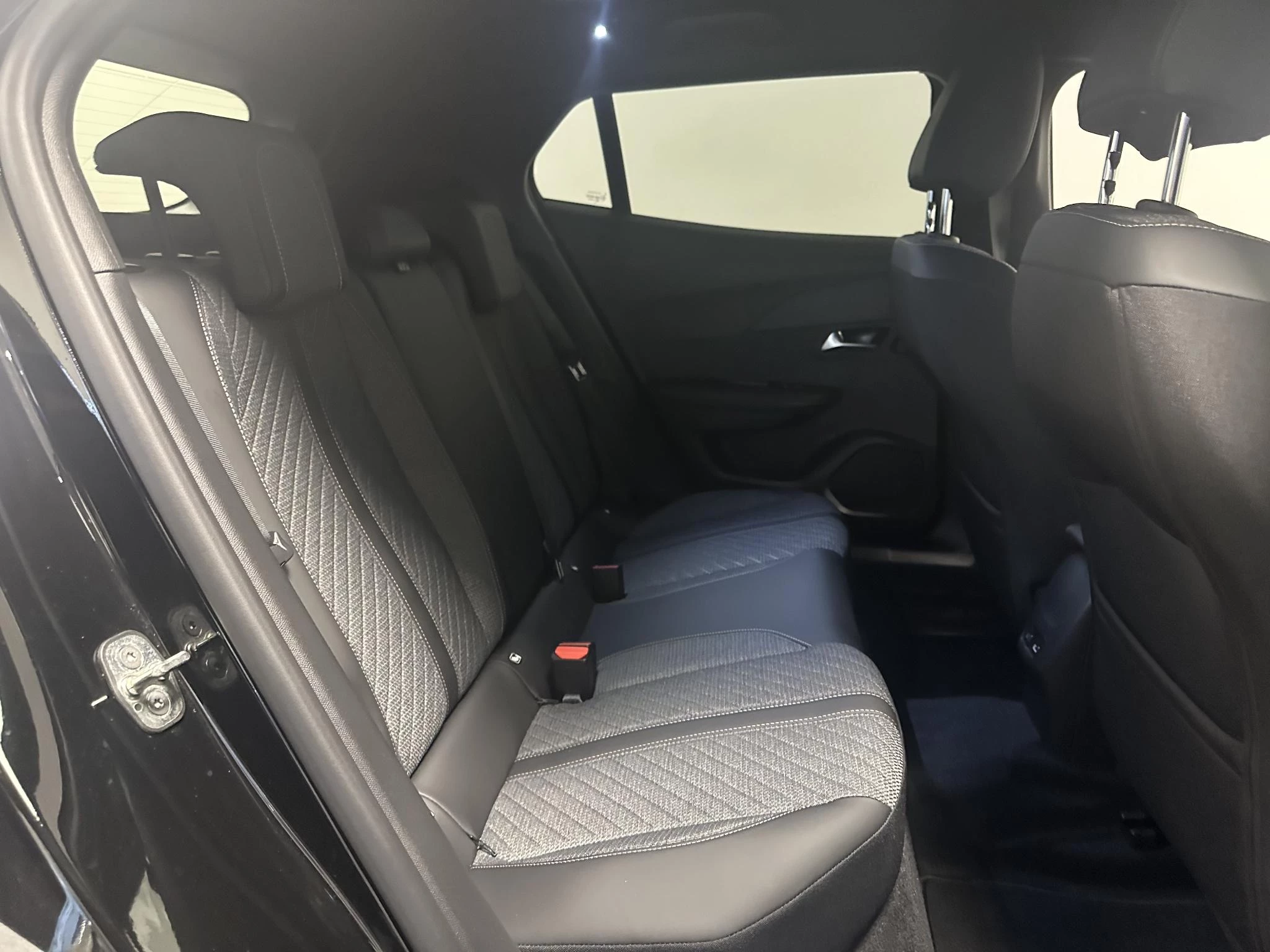 Peugeot-e-2008-image-7