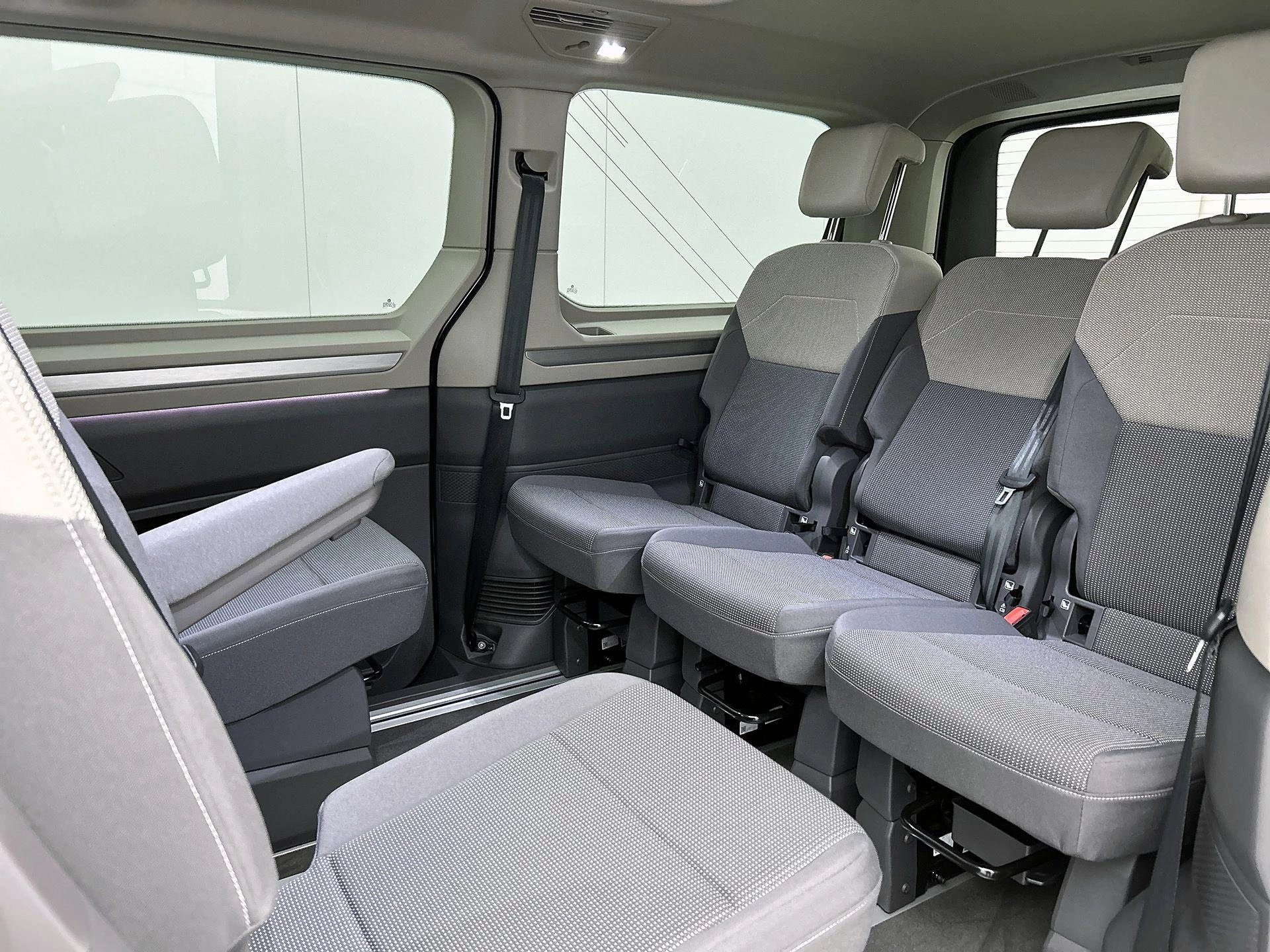 Volkswagen-Multivan-image-28