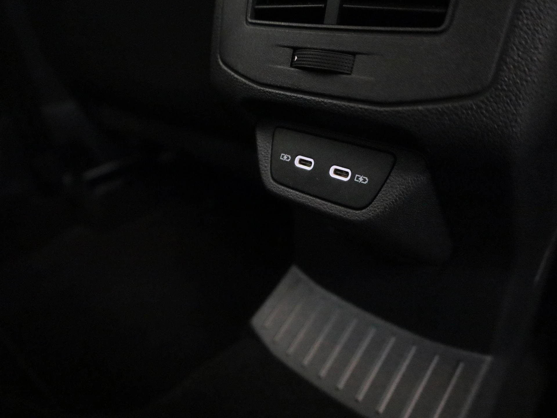 Volkswagen-T-Roc-image-32