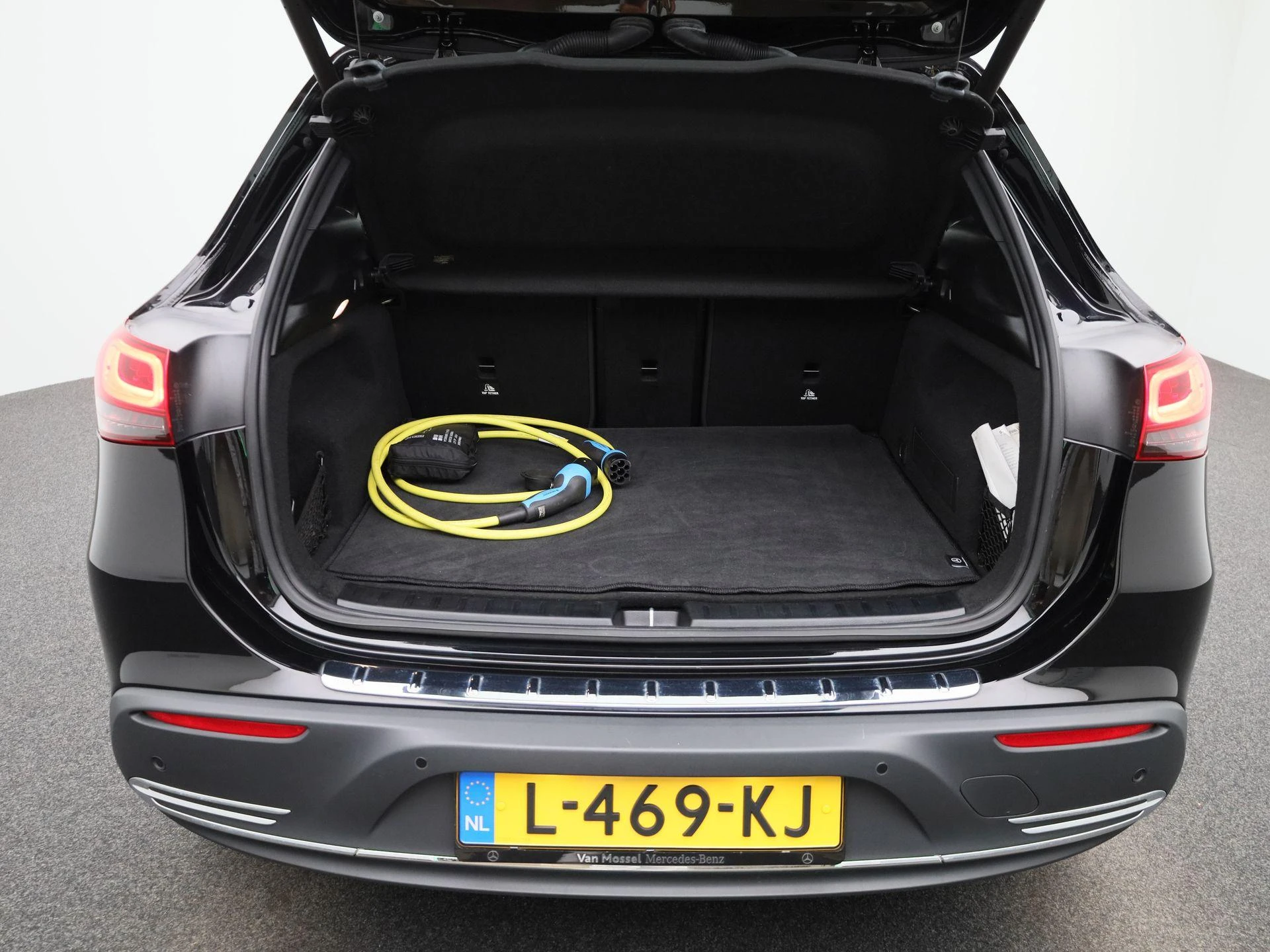 Mercedes-Benz-EQA-image-12