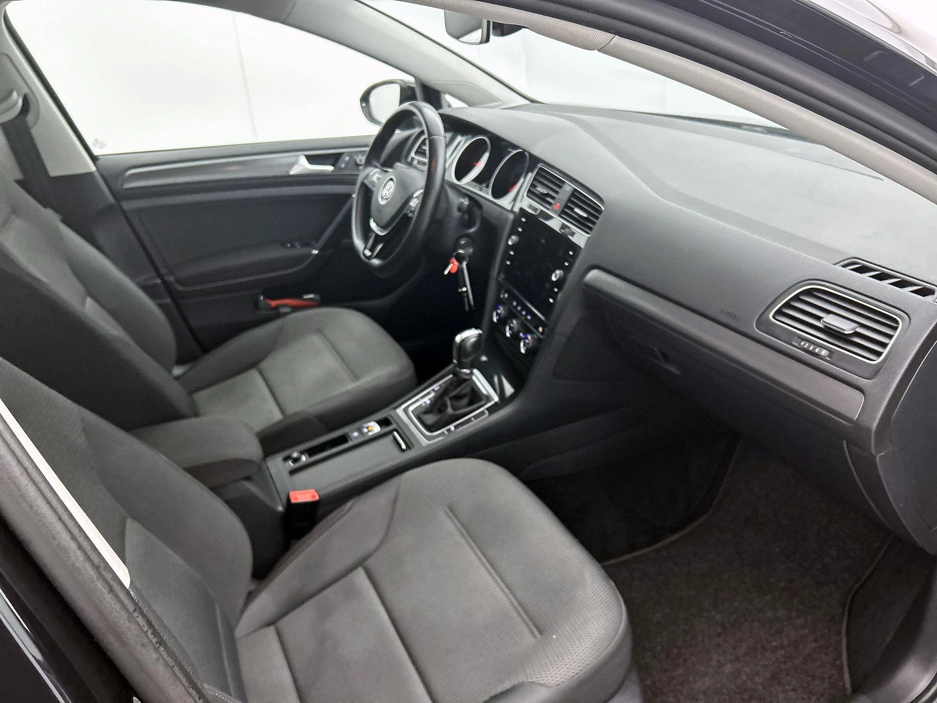 Volkswagen-Golf-image-18