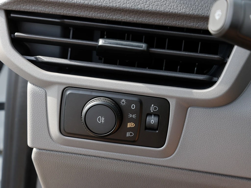 Volkswagen-Transporter-image-13
