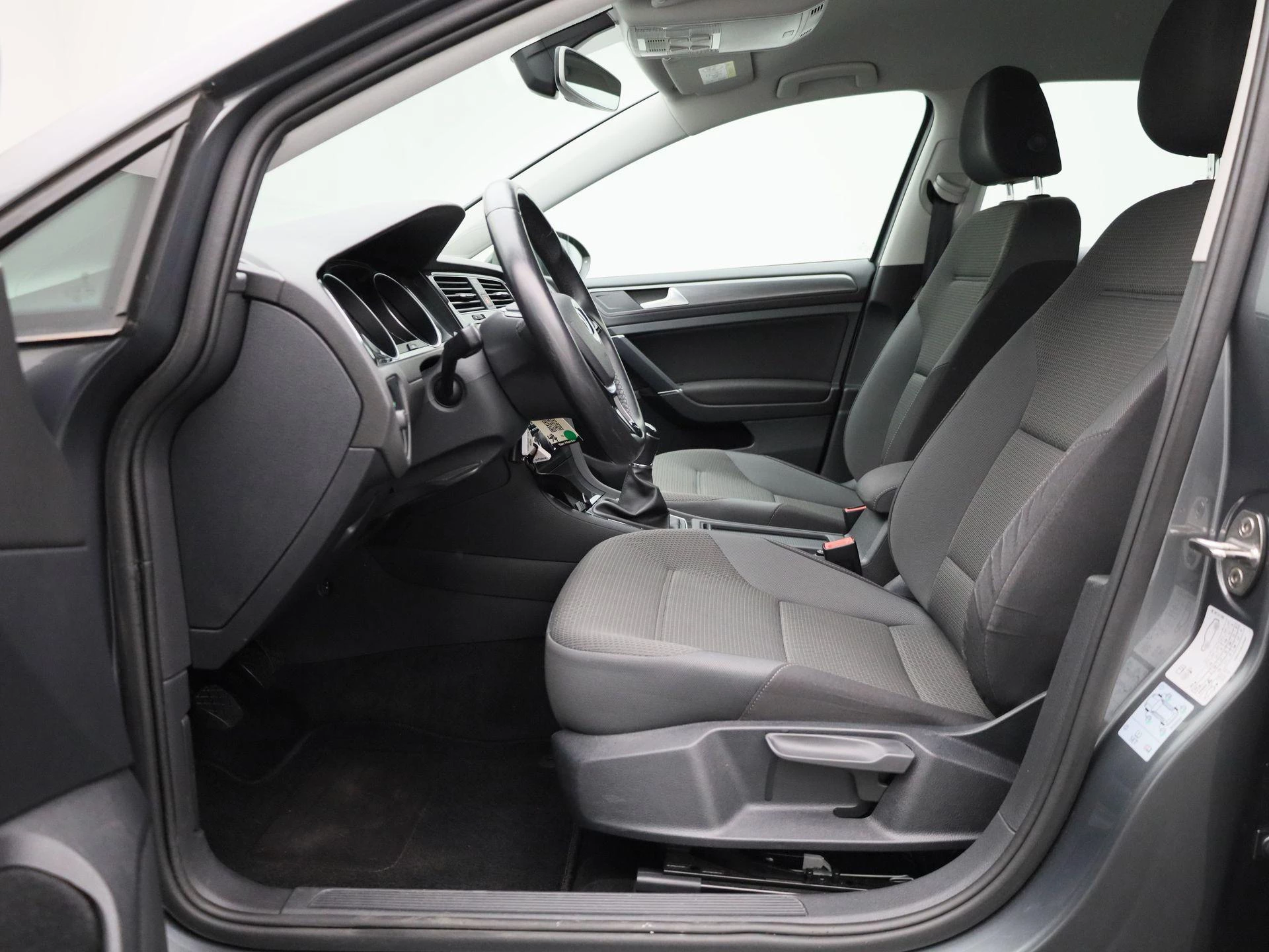 Volkswagen-Golf-image-12