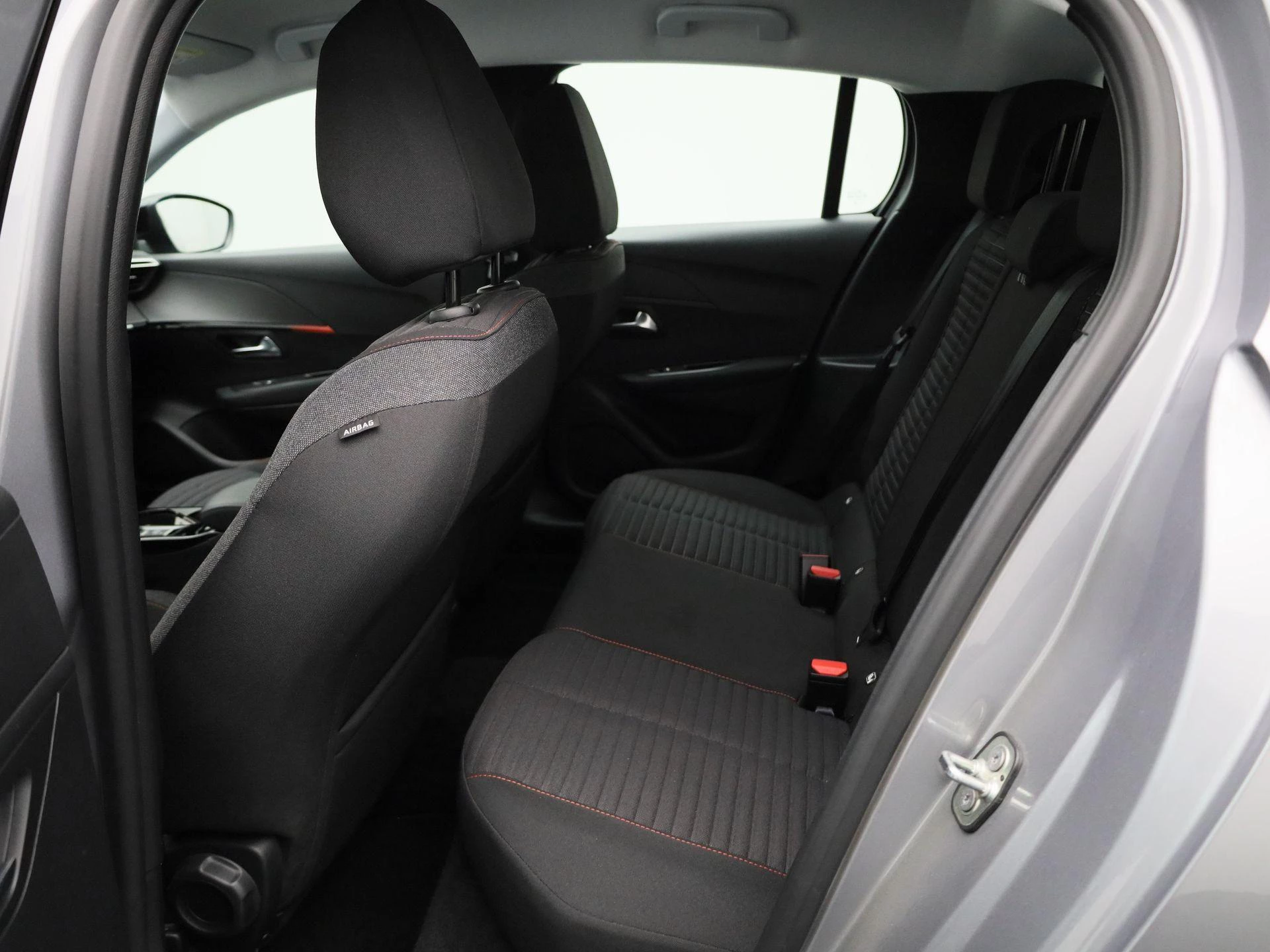 Peugeot-e-208-image-9