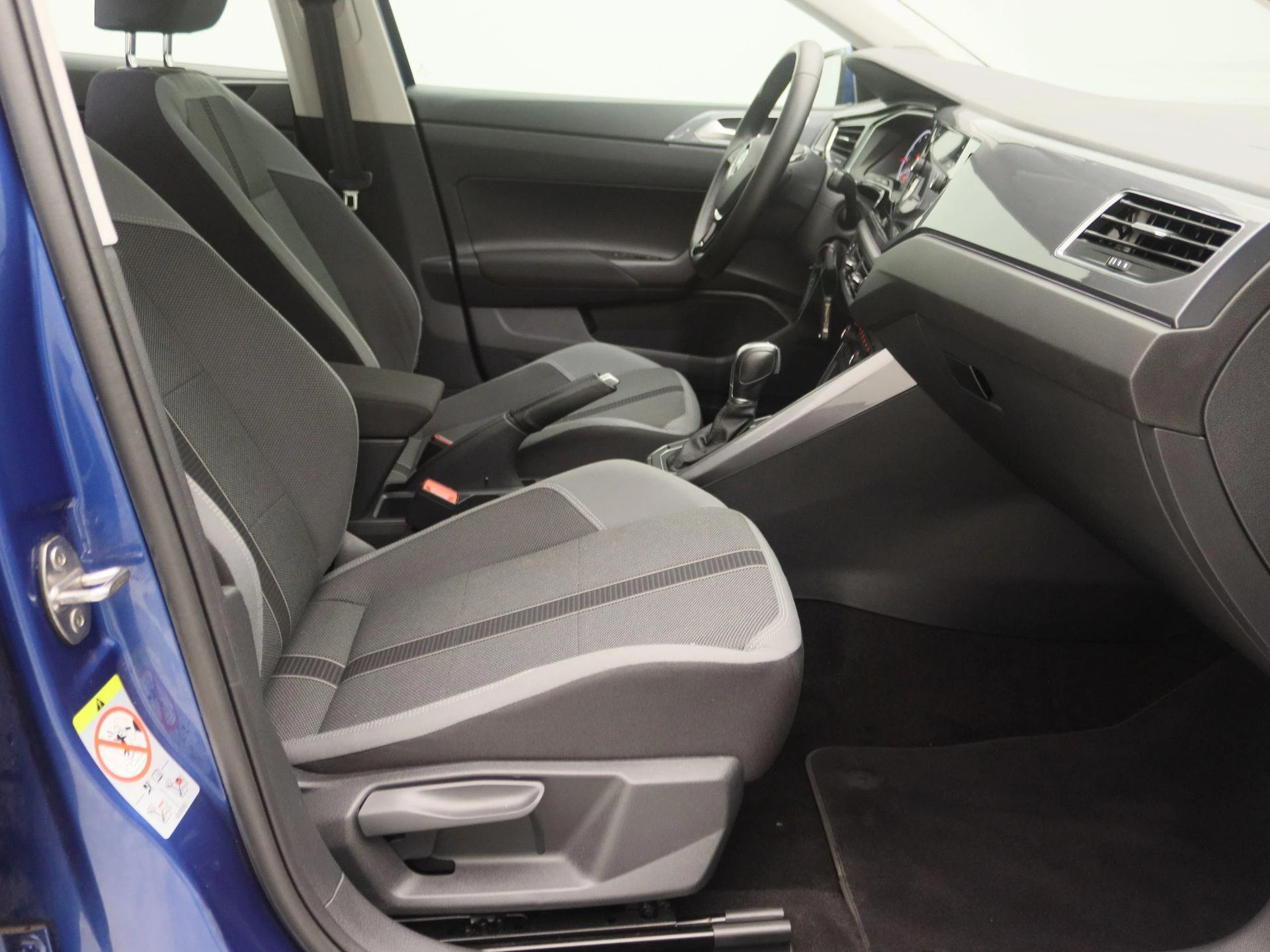 Volkswagen-Polo-image-23