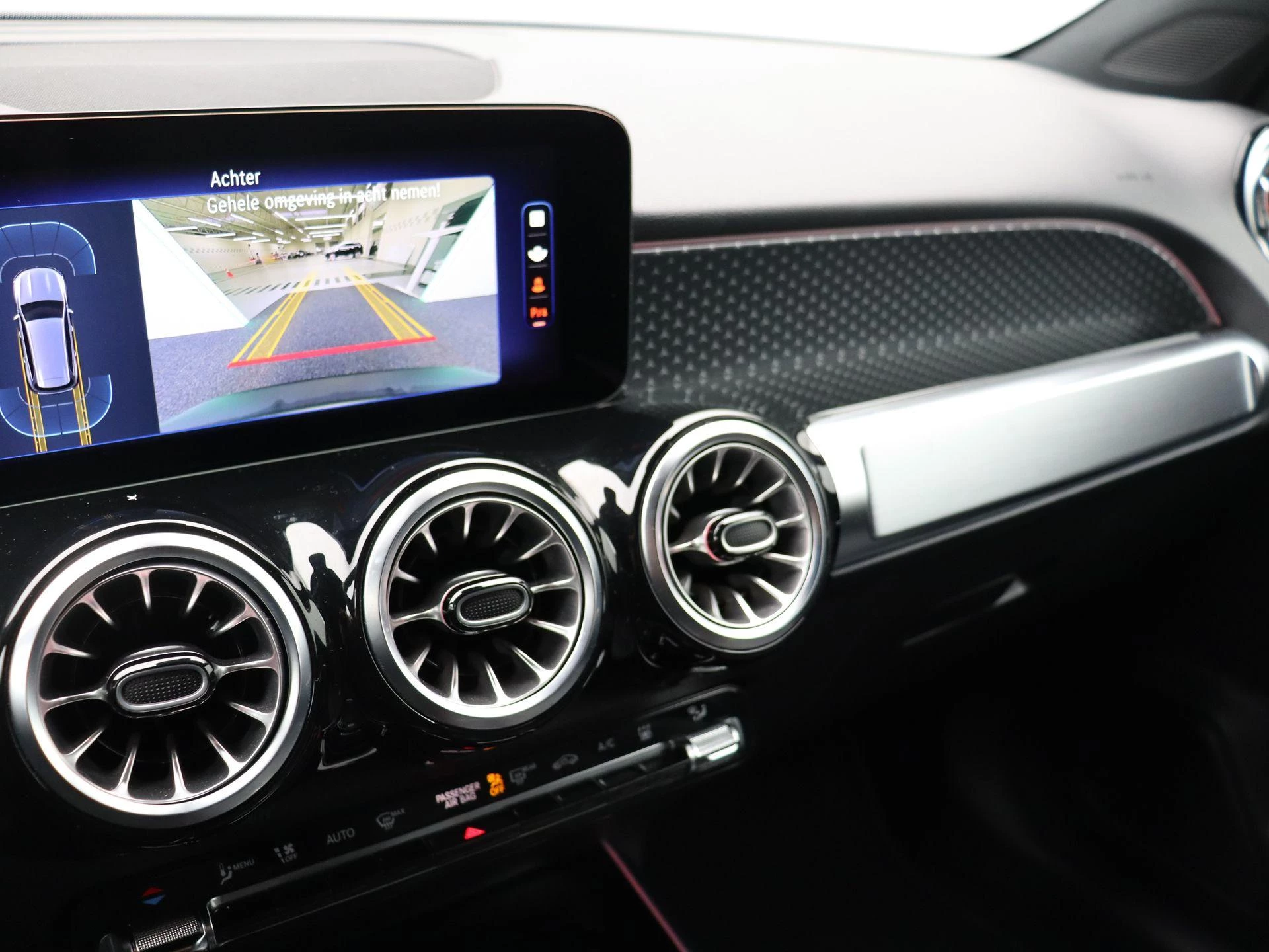 Mercedes-Benz-EQB-image-10