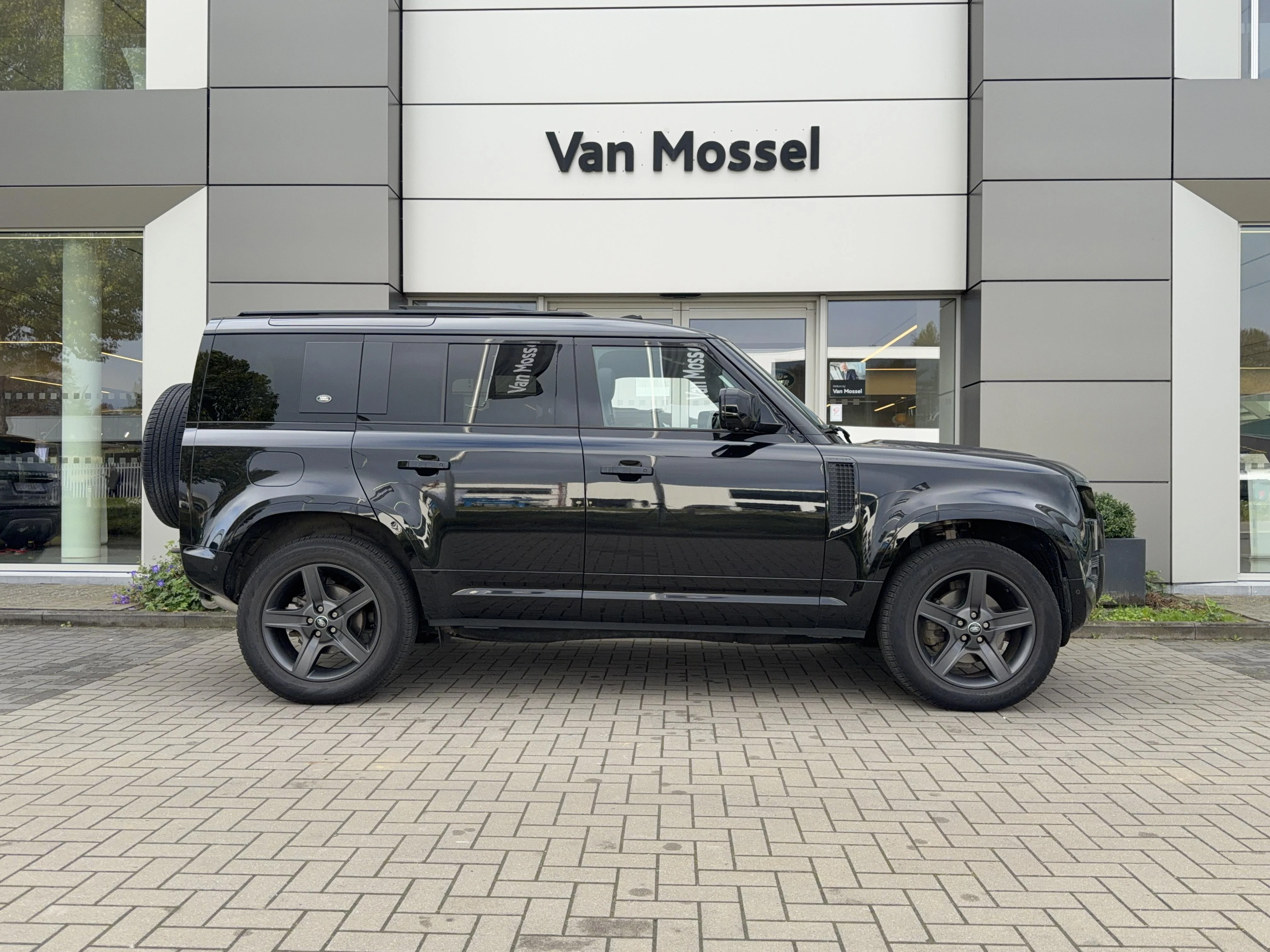 Land Rover-Defender-image-2