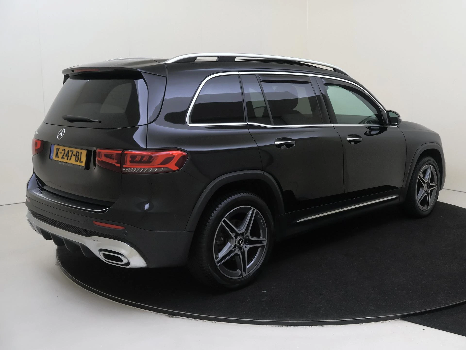 Mercedes-Benz-GLB-image-3