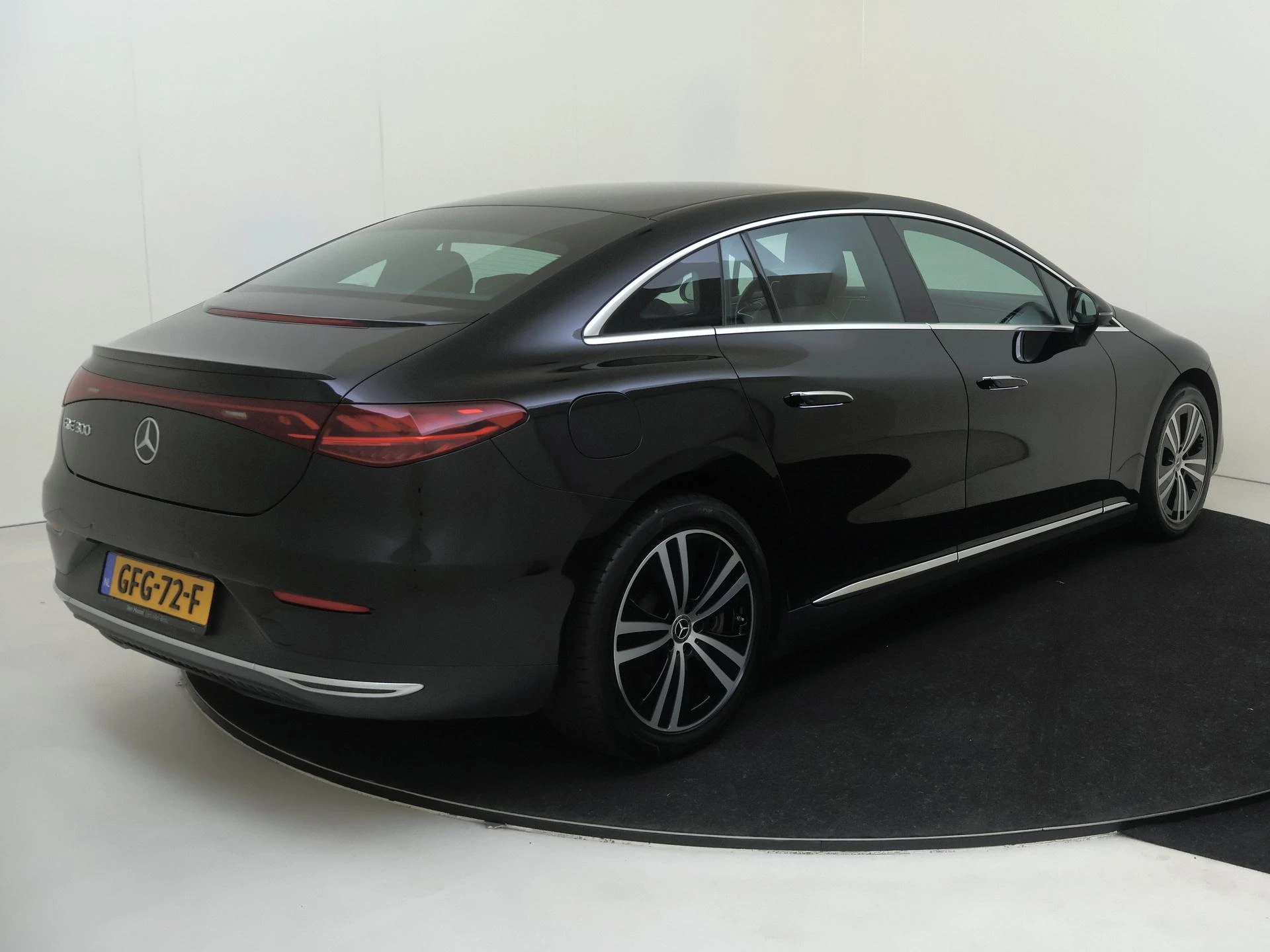 Mercedes-Benz-EQE-image-3