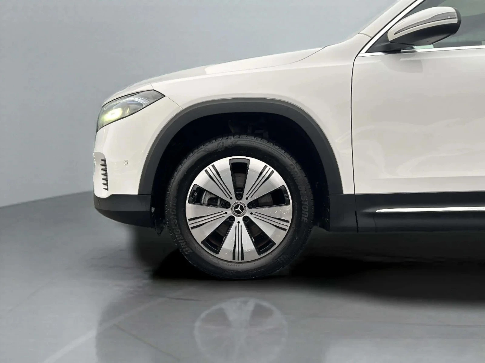 Mercedes-Benz-EQB-image-8