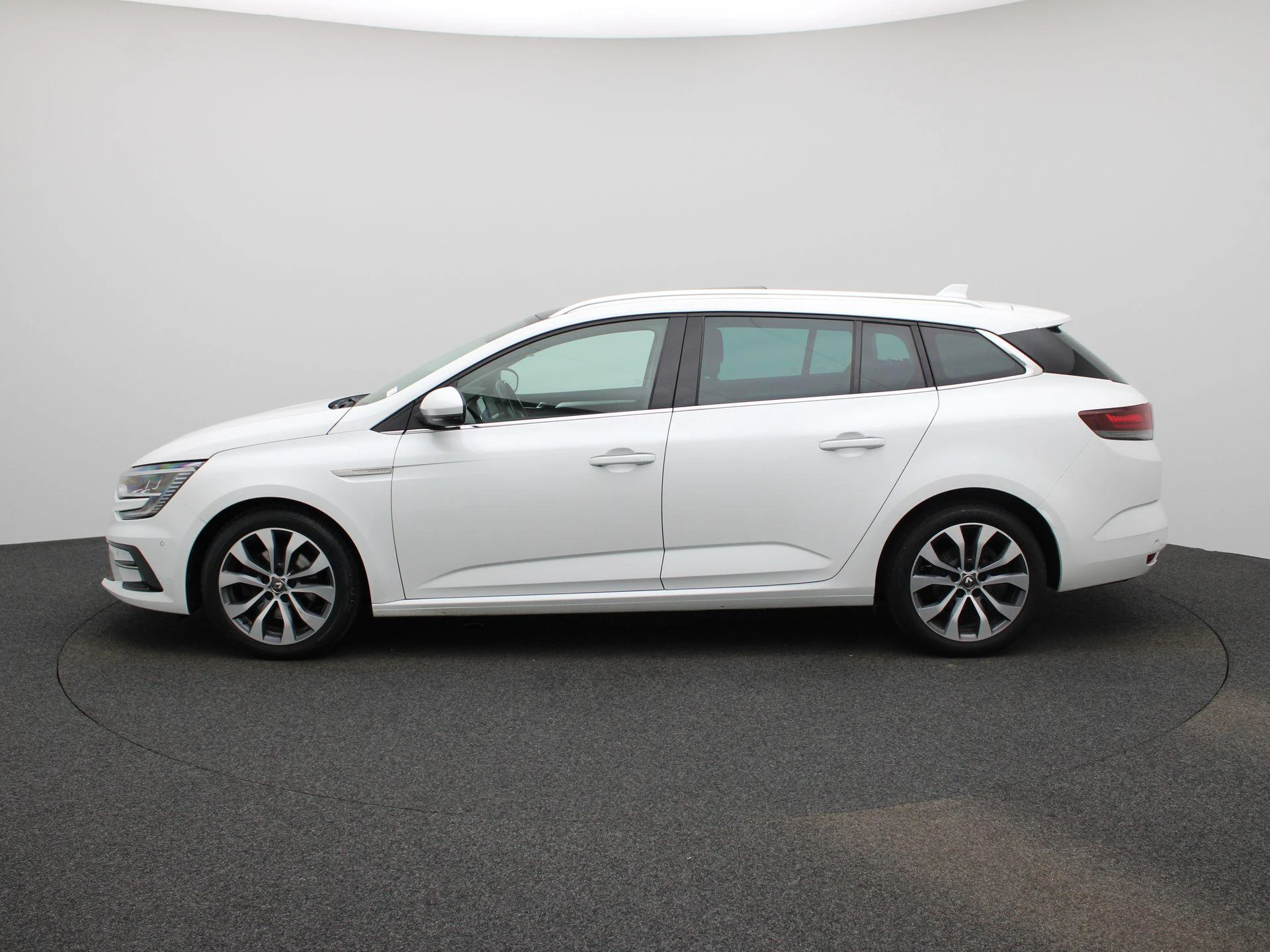 Renault-Mégane Estate-image-5