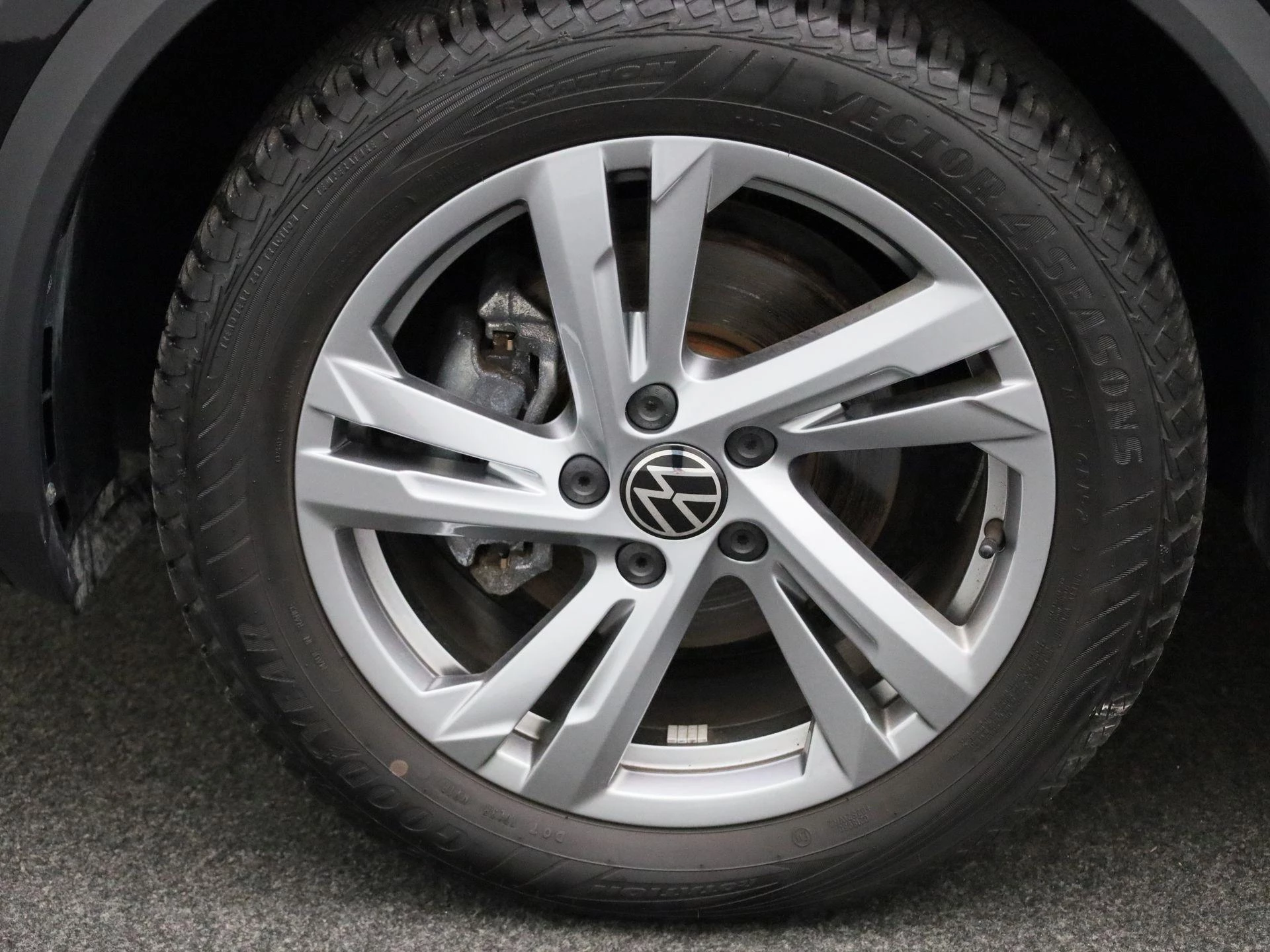 Volkswagen-T-Roc-image-12