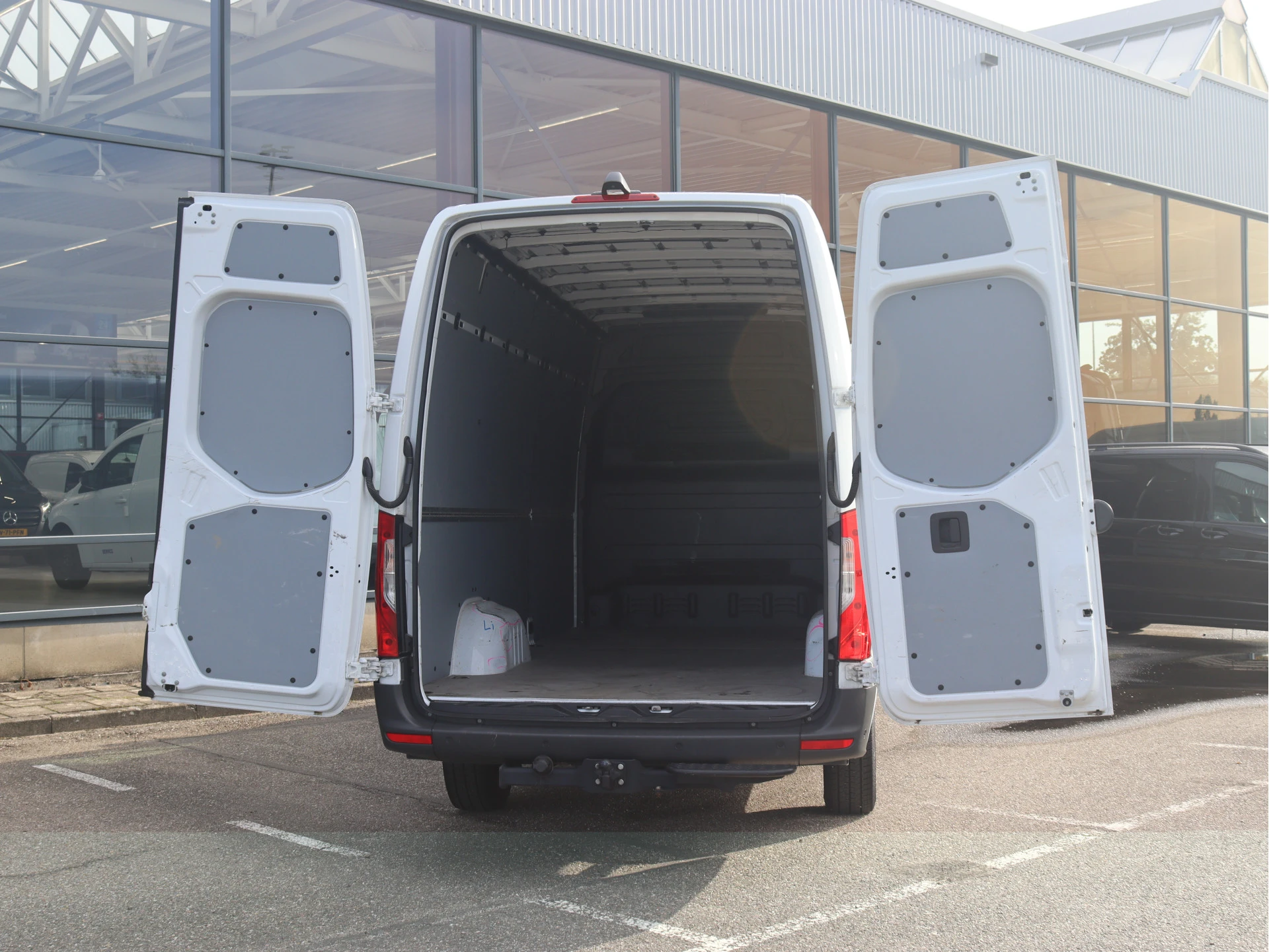 Mercedes-Benz-Sprinter-image-2