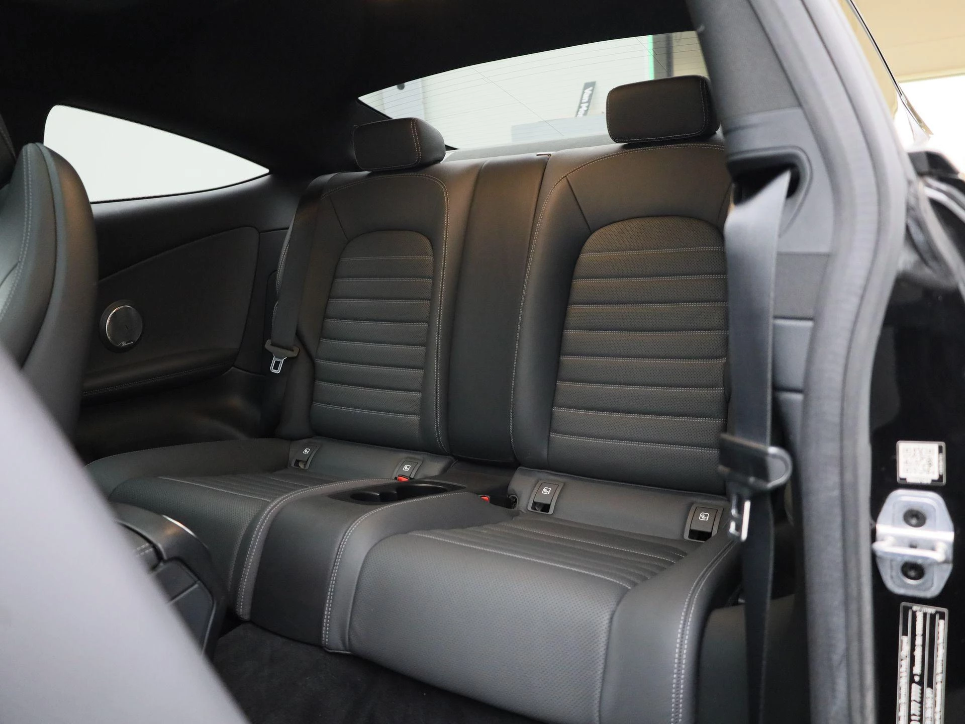 Mercedes-Benz-C-Klasse-image-10