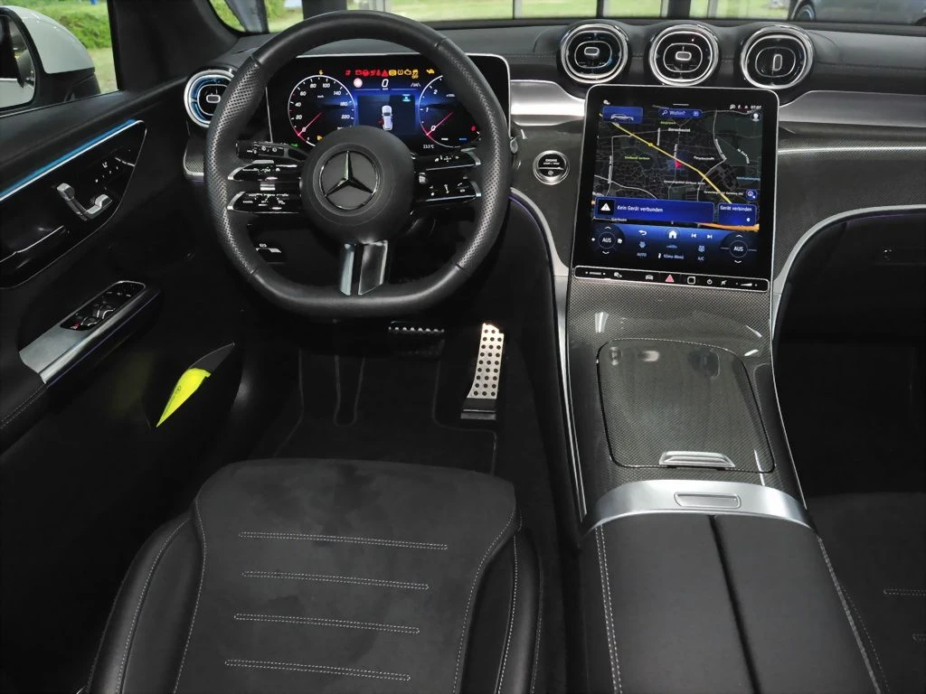 Mercedes-Benz-GLC 300 d-image-9