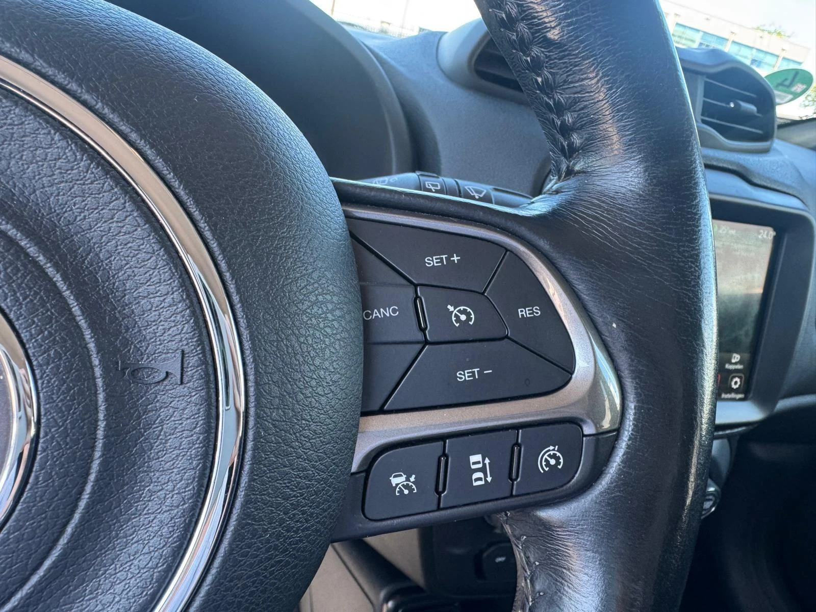 Jeep-Renegade-image-12