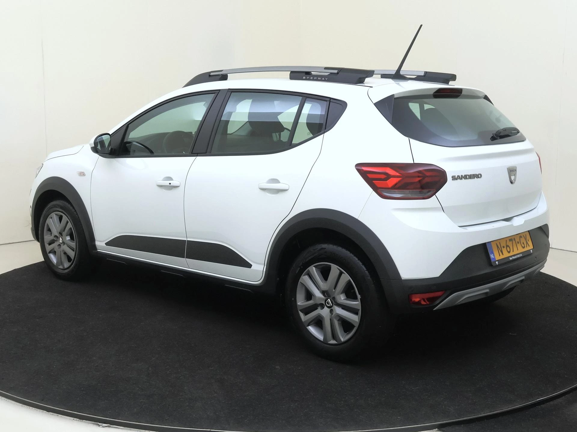 Dacia-Sandero Stepway-image-6