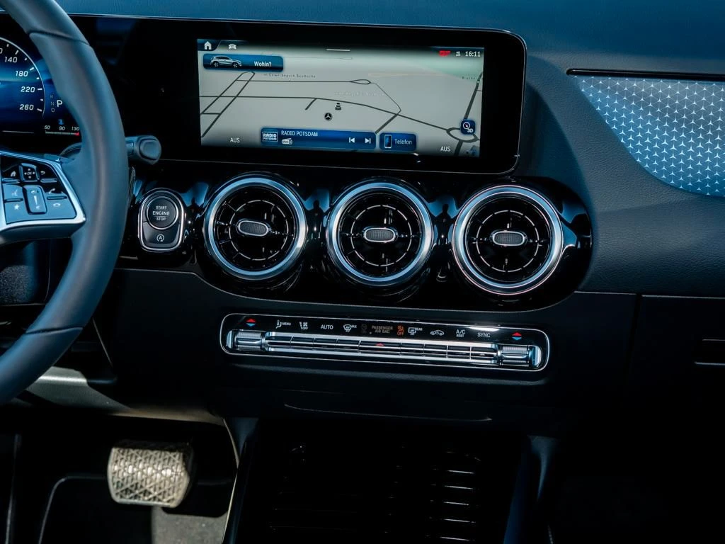 Mercedes-Benz-GLA 200 d-image-10
