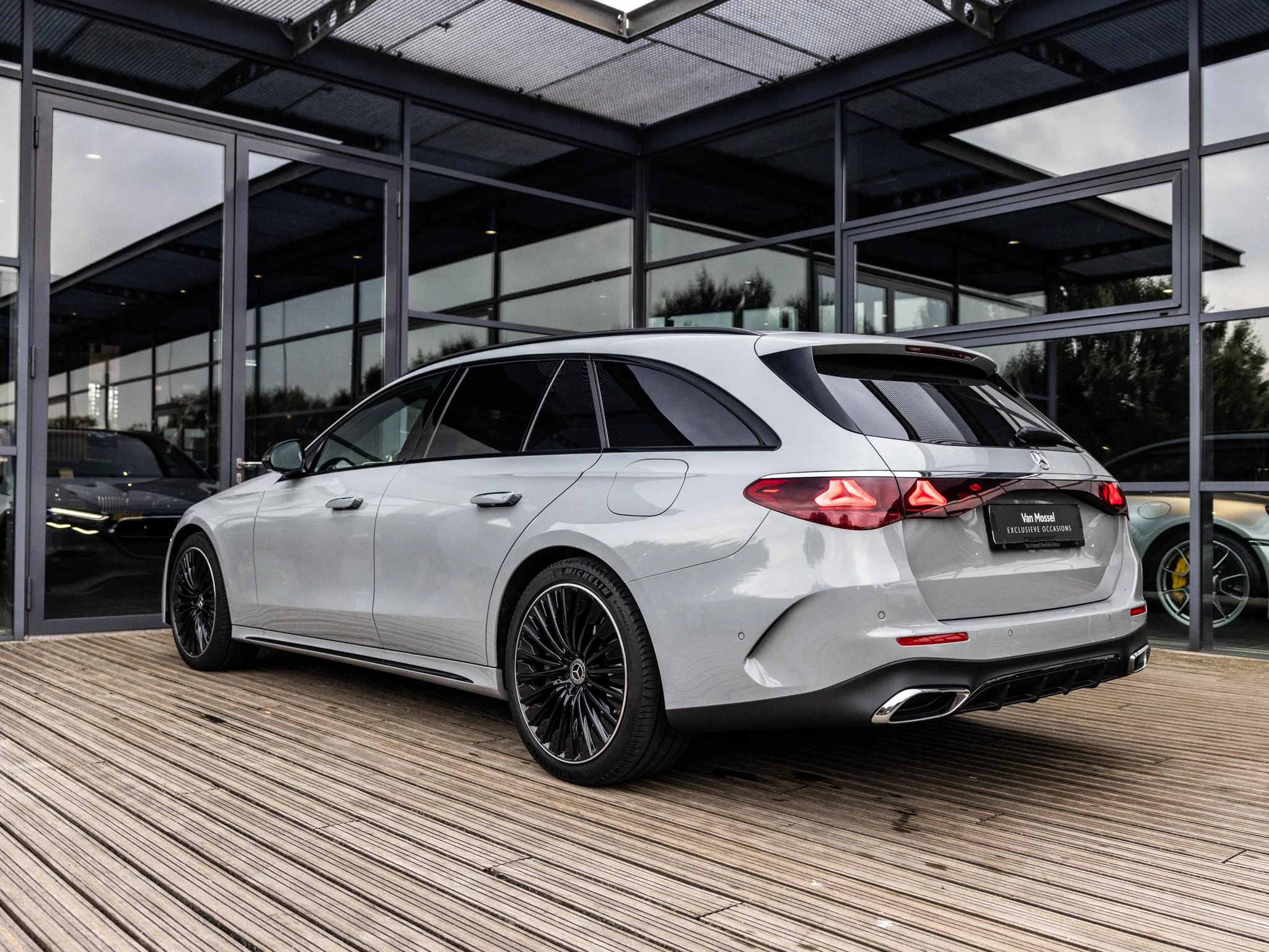 Mercedes-Benz-E-Klasse-image-9