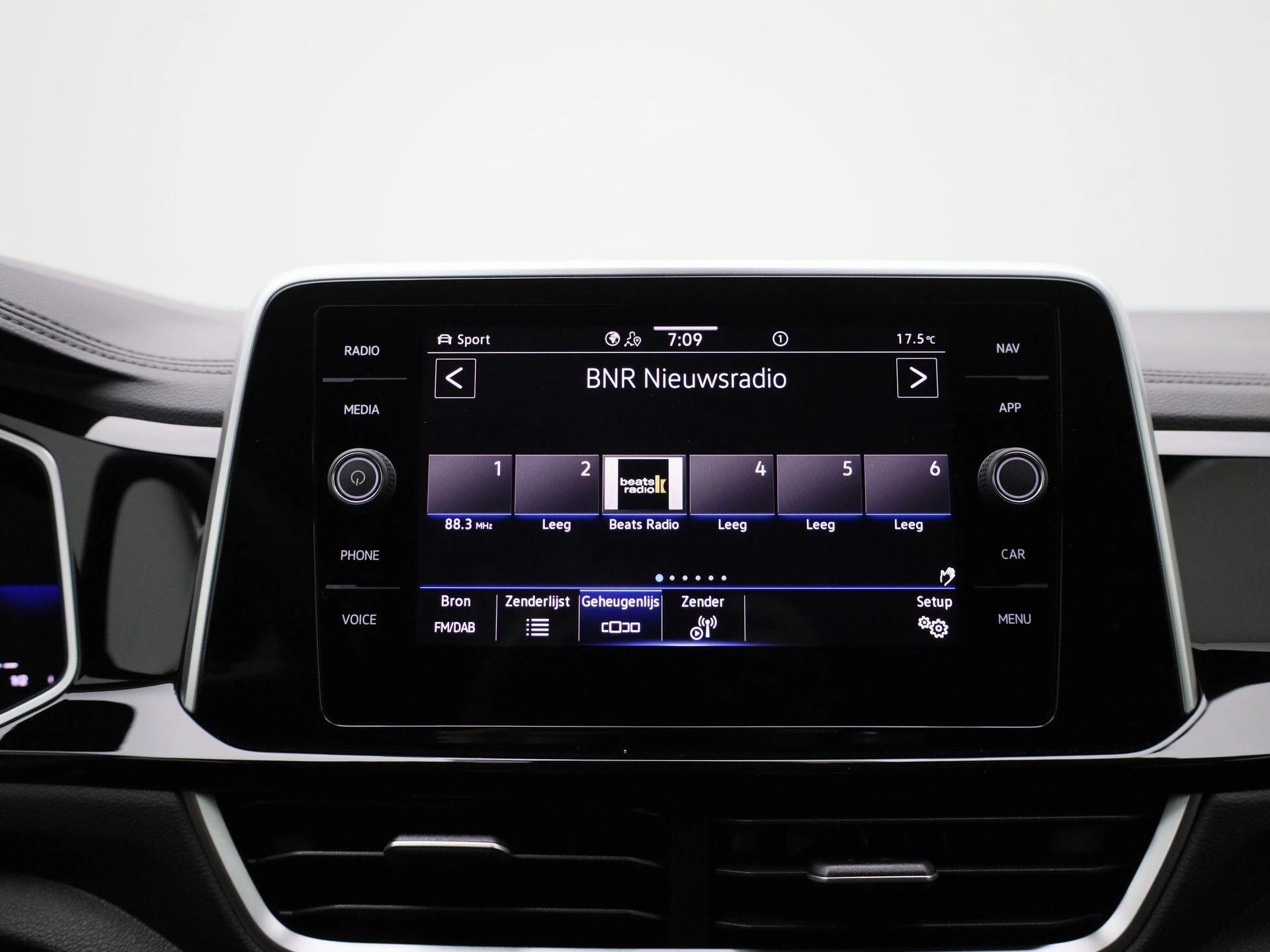 Volkswagen-T-Roc-image-20