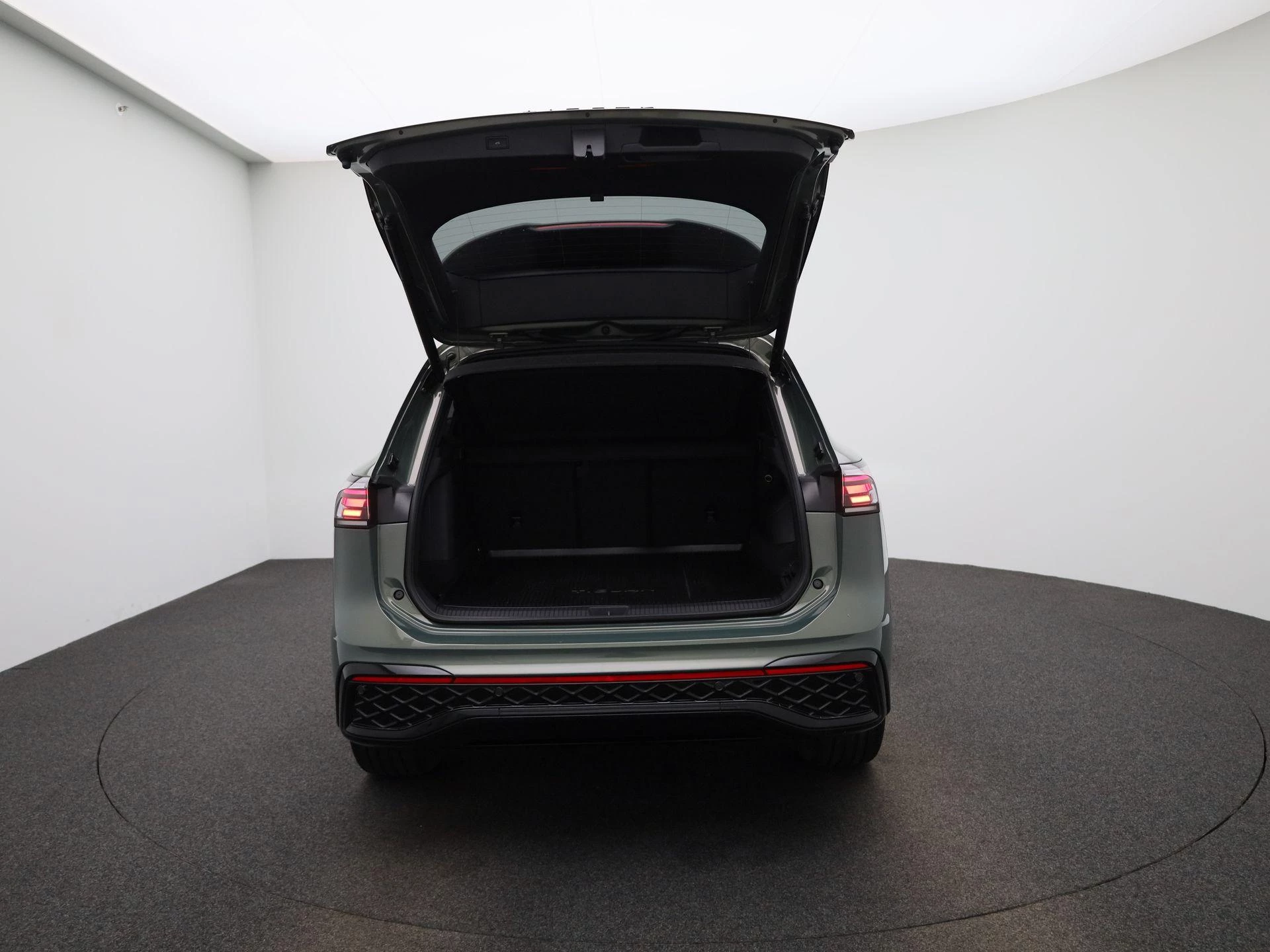 Volkswagen-Tiguan-image-10
