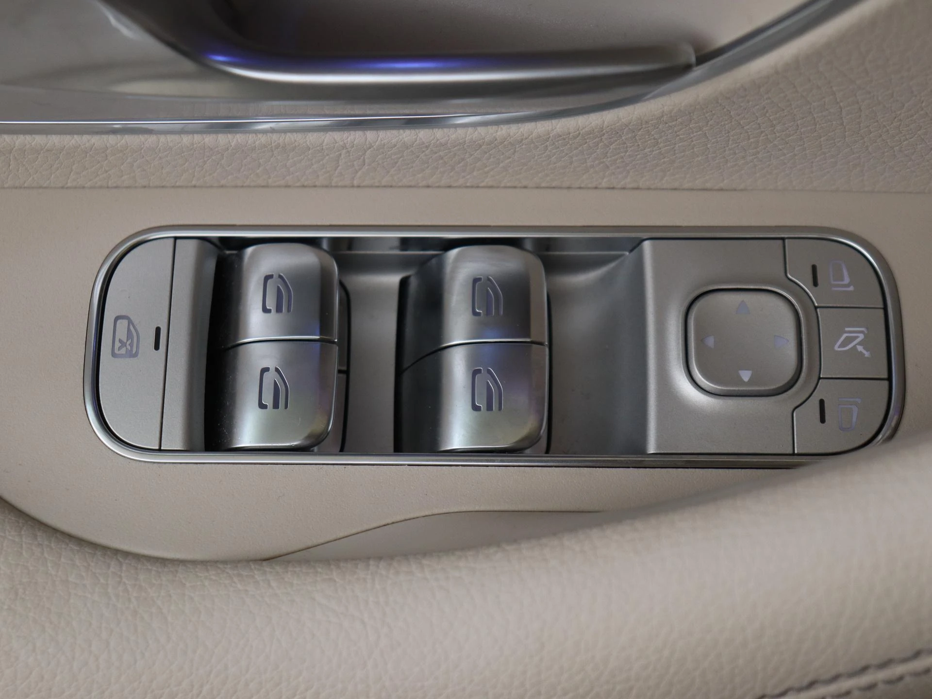 Mercedes-Benz-GLE-image-26