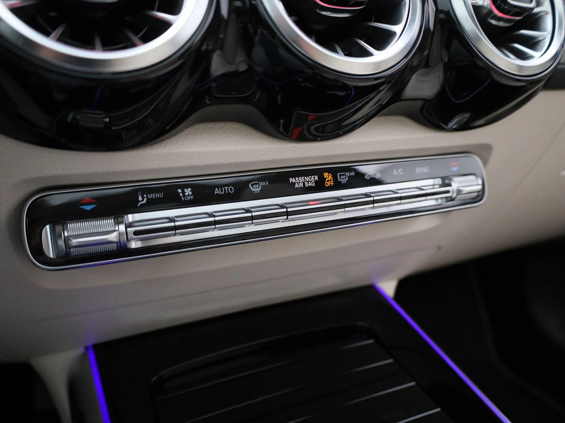 Mercedes-Benz-GLB-image-28