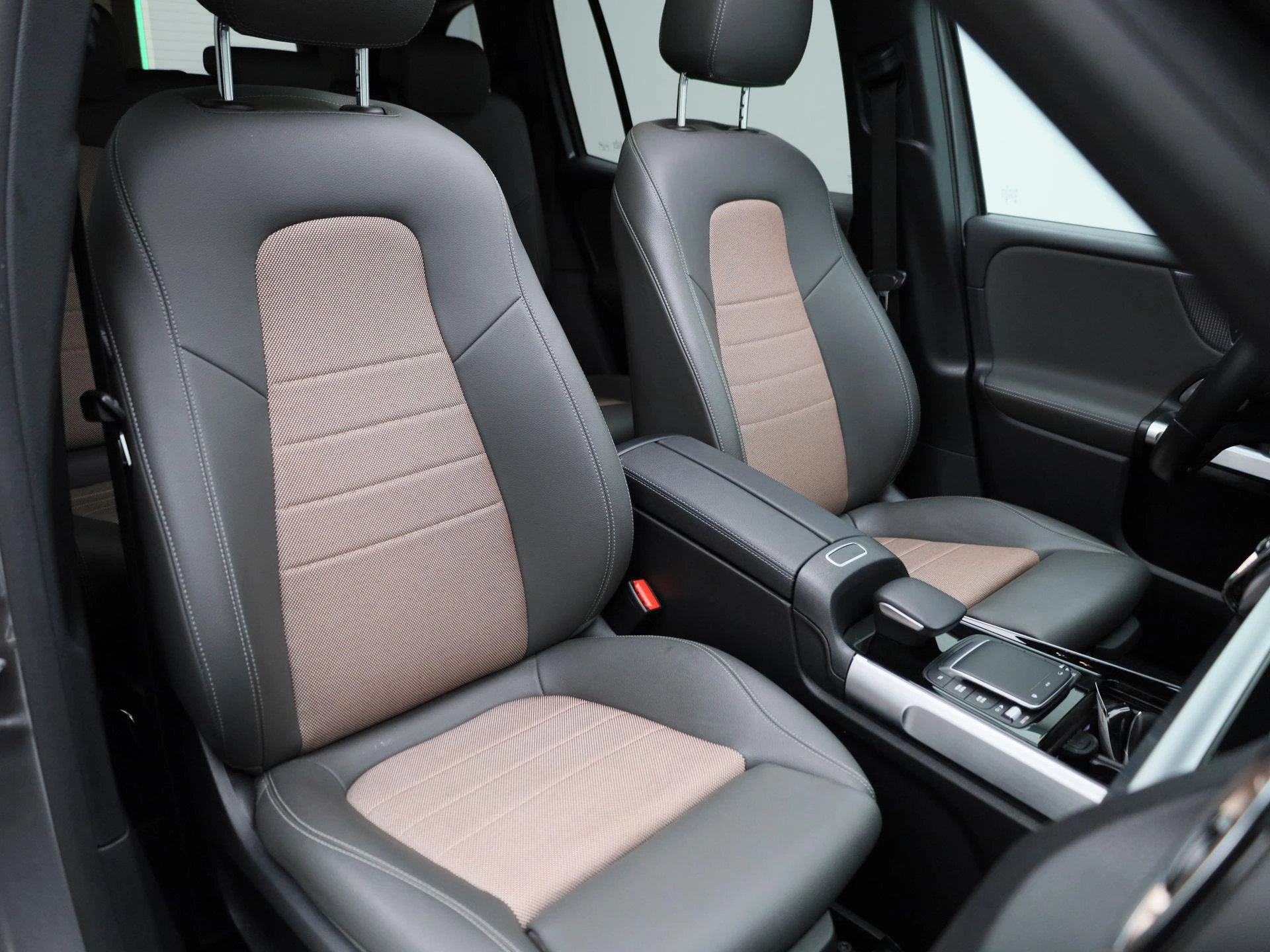 Mercedes-Benz-EQB-image-44
