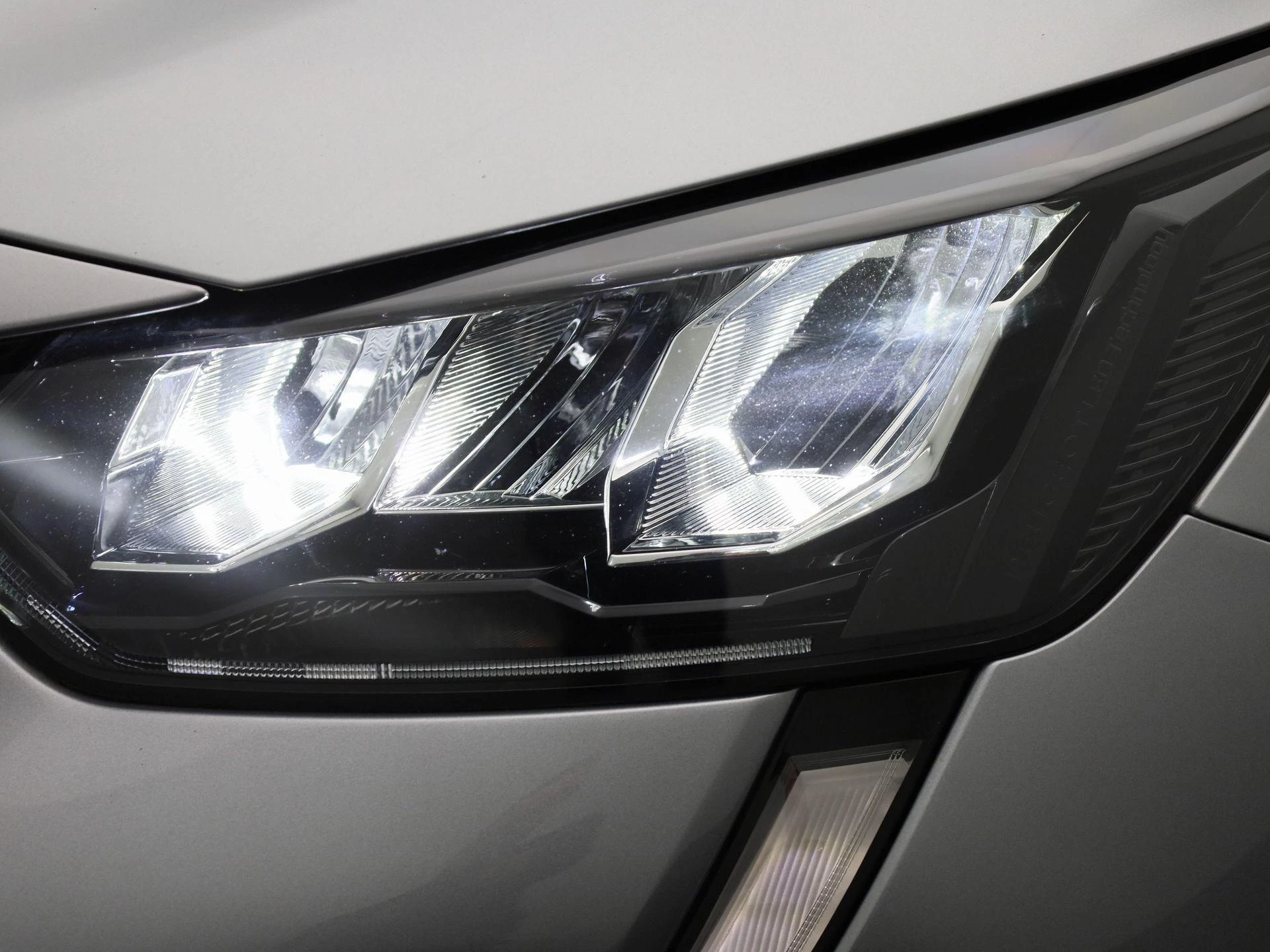Peugeot-e-208-image-16