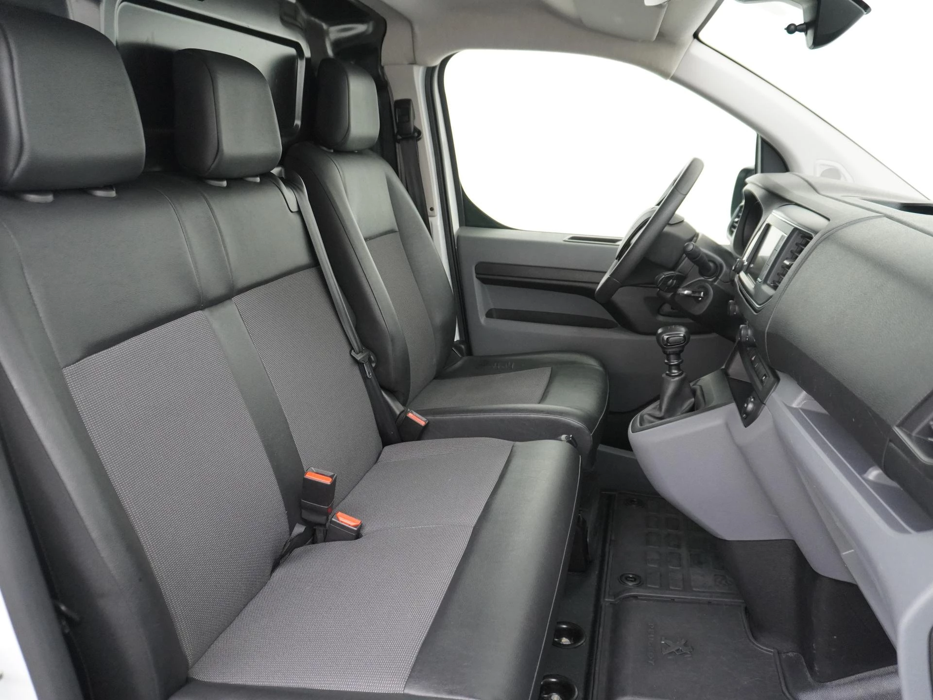 Peugeot-Expert-image-23
